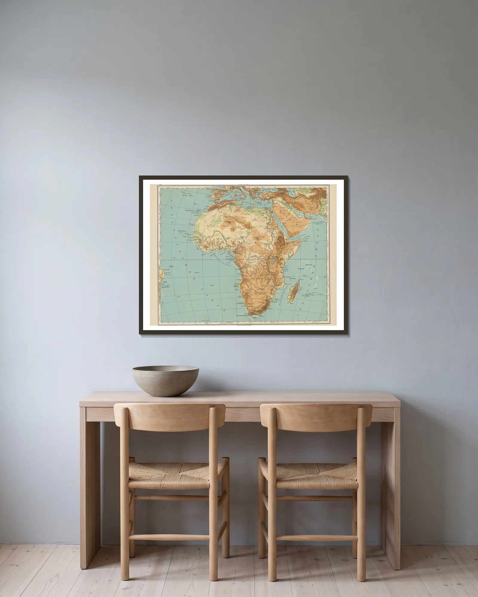 Afrika av Carl Diercke inramad på en vägg