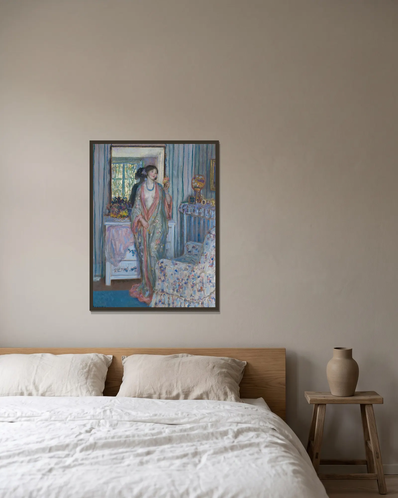 The Robe av Frederick Carl Frieseke inramad på en vägg