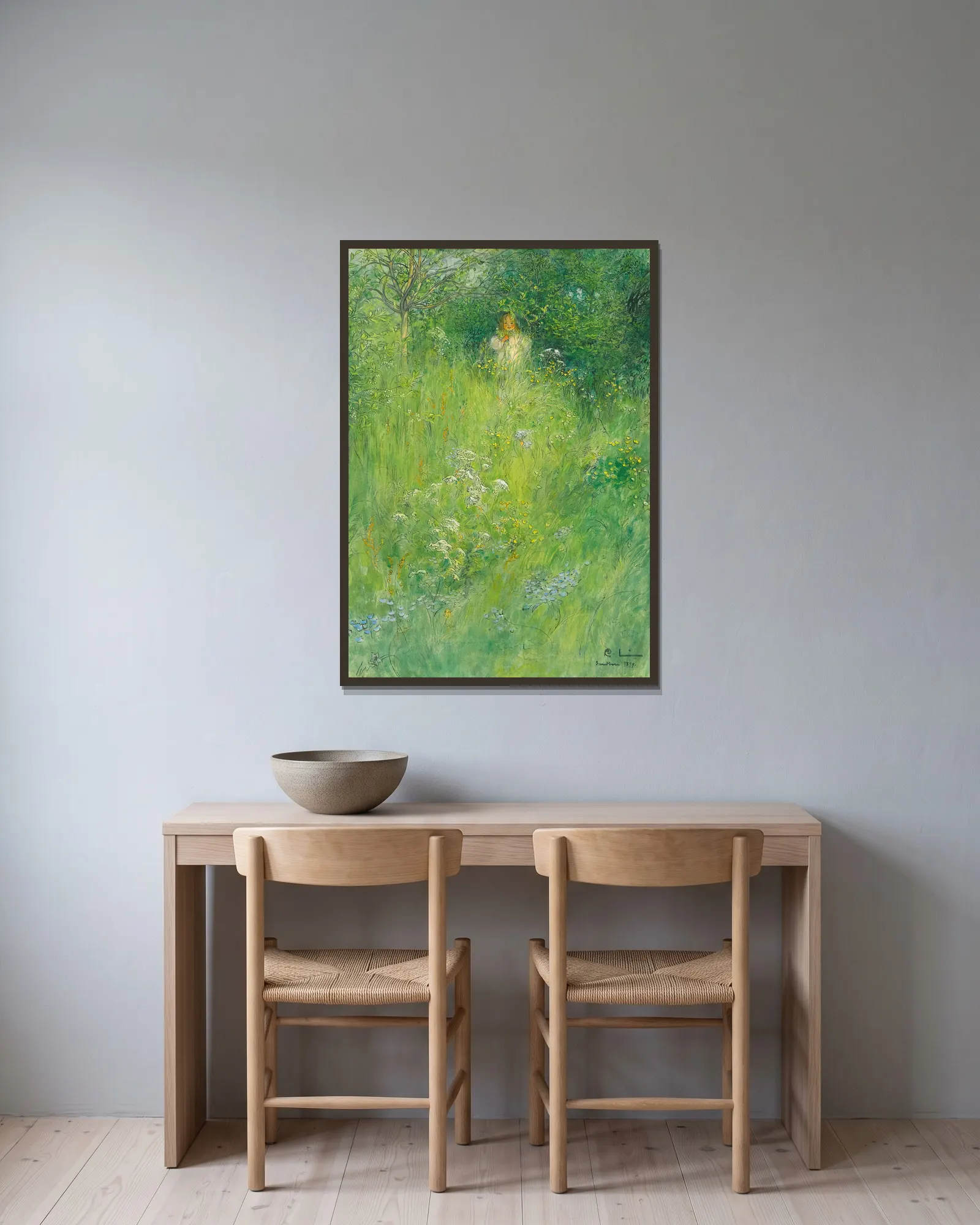 En älva – Kersti på ängen av Carl Larsson inramad på en vägg