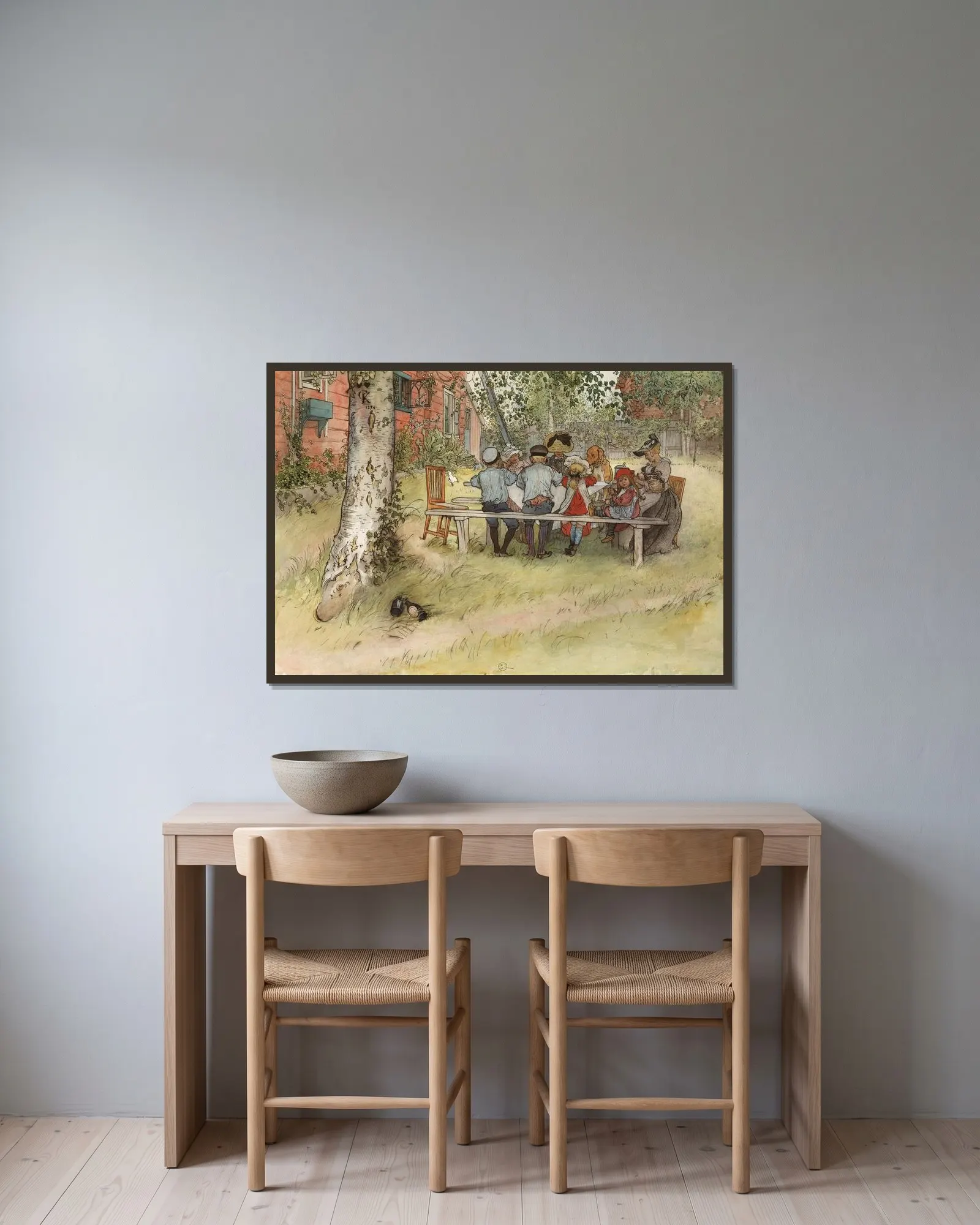 Frukost under stora björken av Carl Larsson inramad på en vägg