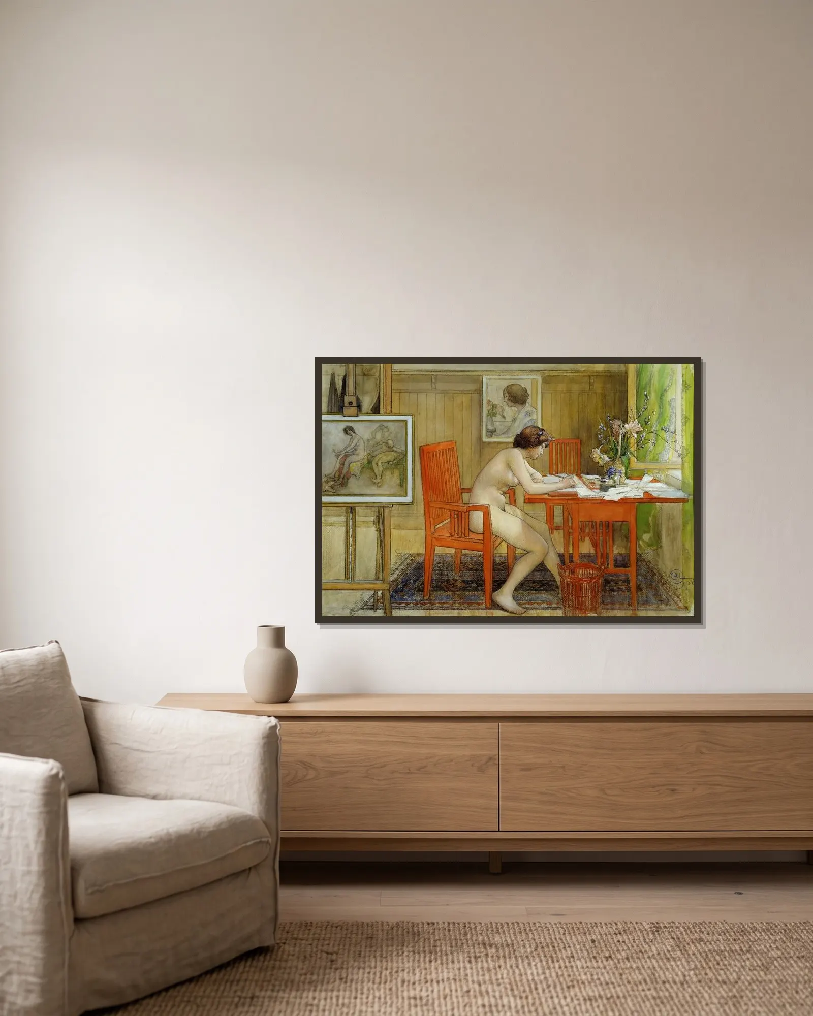 Modellen skriver ett vykort av Carl Larsson inramad på en vägg
