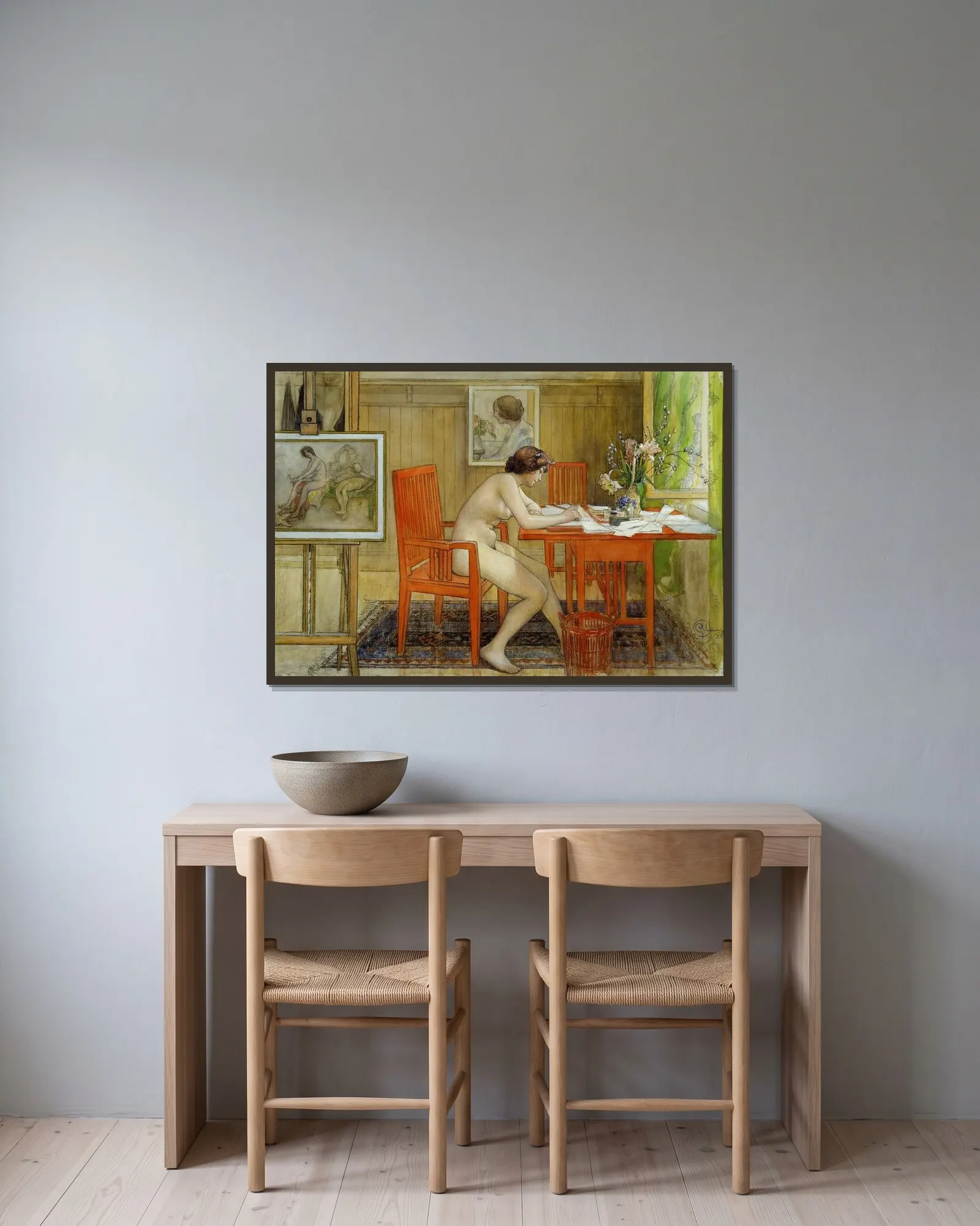 Modellen skriver ett vykort av Carl Larsson inramad på en vägg