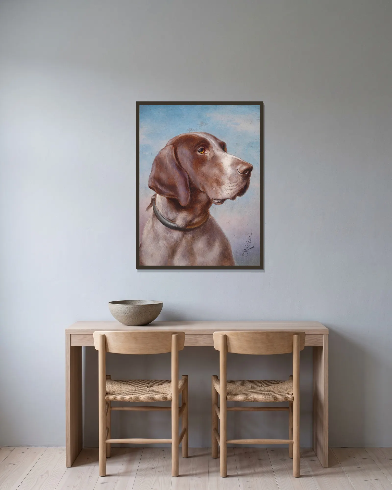 Hundeportrait av Carl Reichert inramad på en vägg