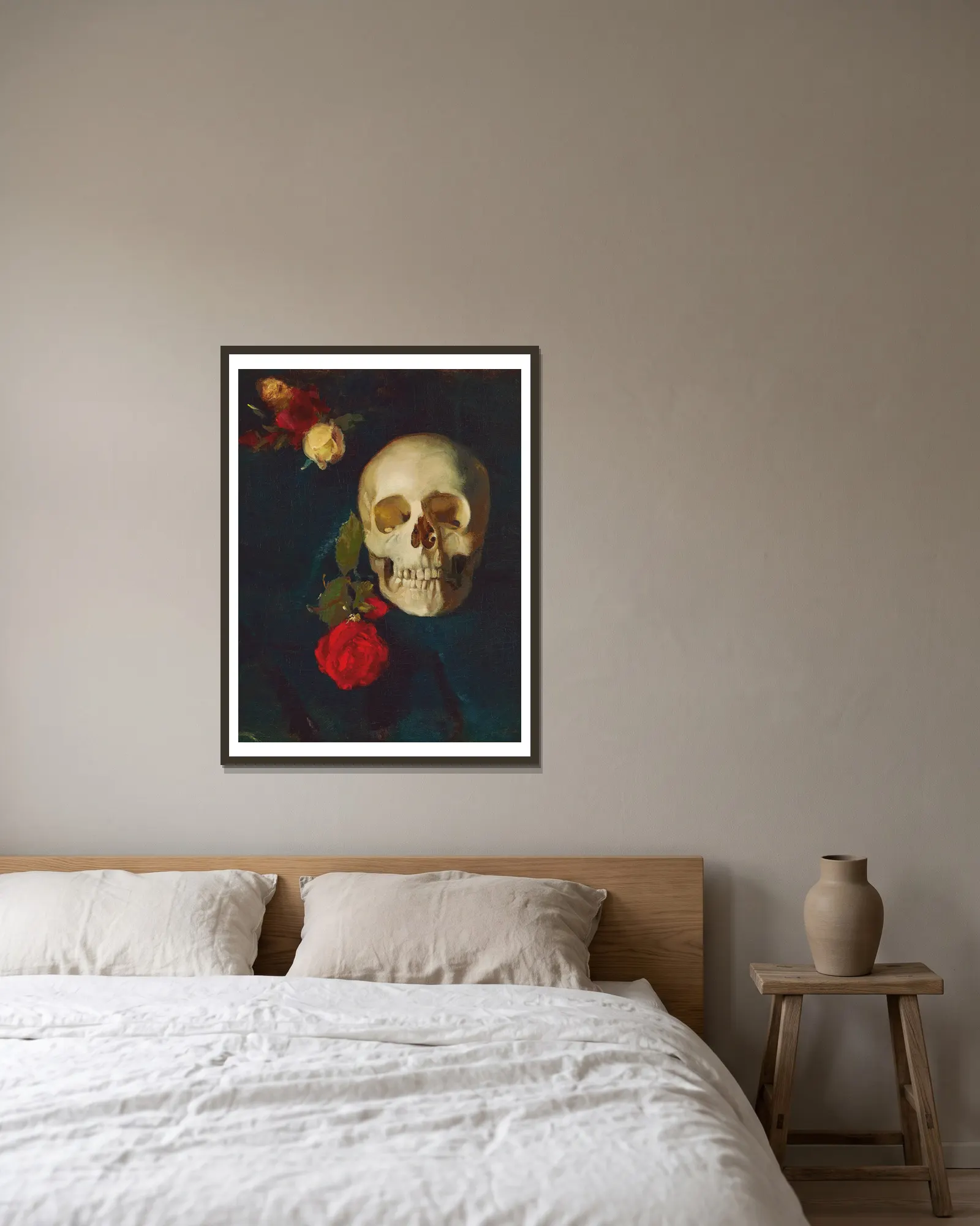 Skull with roses av Carl Schuch inramad på en vägg