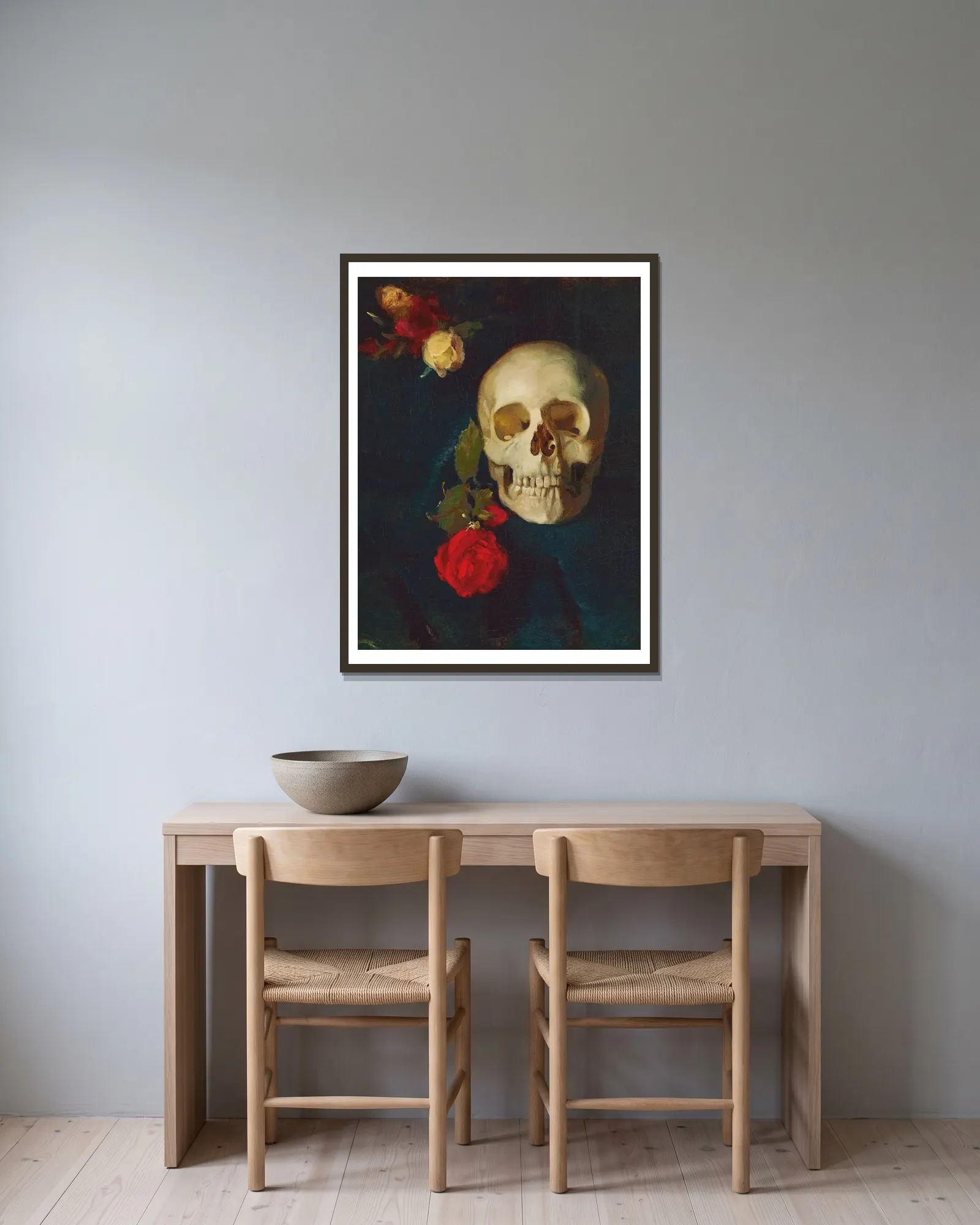 Skull with roses av Carl Schuch inramad på en vägg