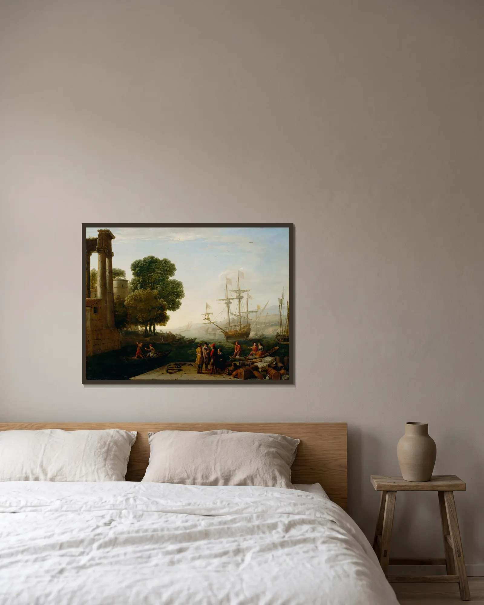 A Seaport at Sunset av Claude Lorrain inramad på en vägg