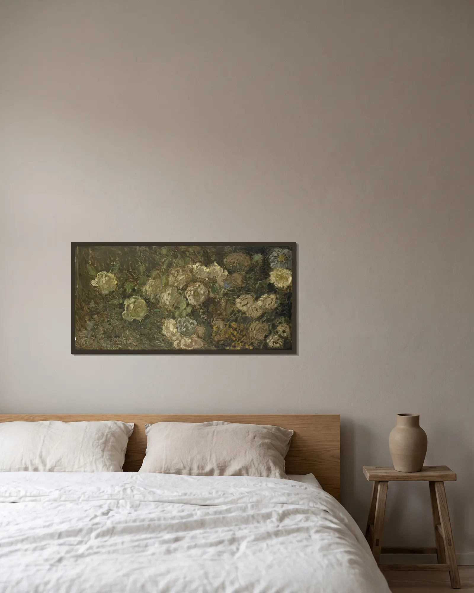 Bloemen av Claude Monet inramad på en vägg