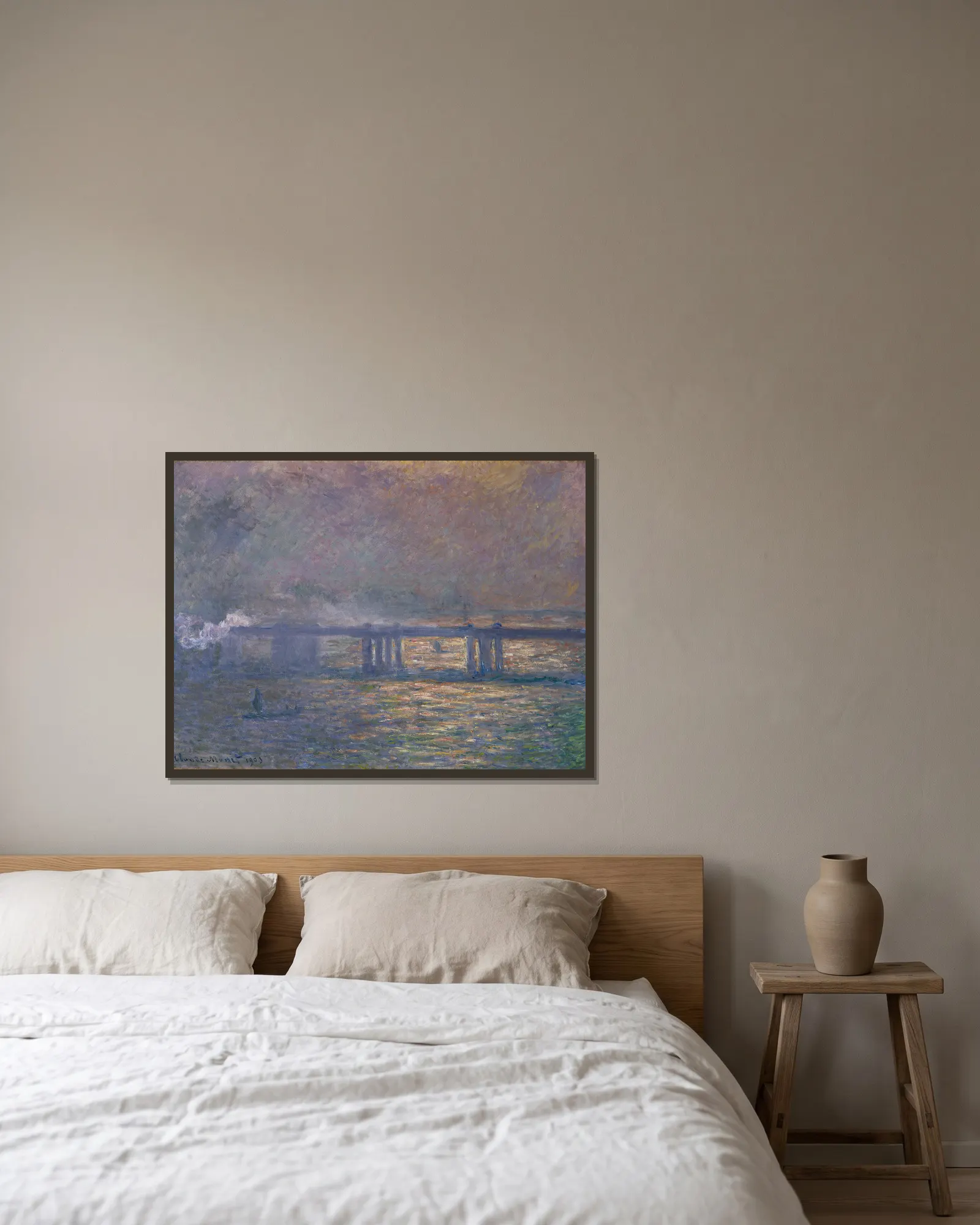 Charing Cross Bridge av Claude Monet inramad på en vägg