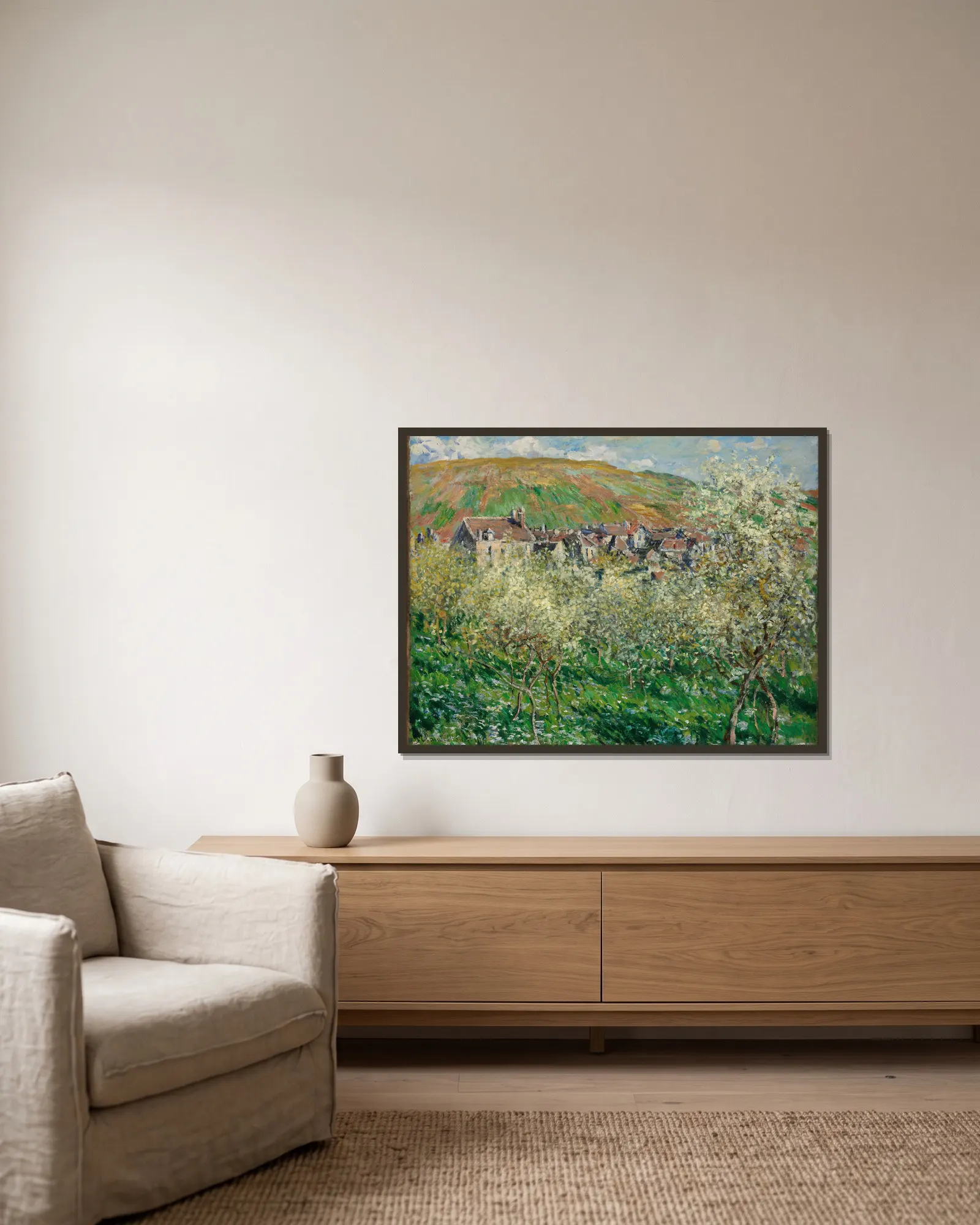 Flowering Plum Trees av Claude Monet inramad på en vägg