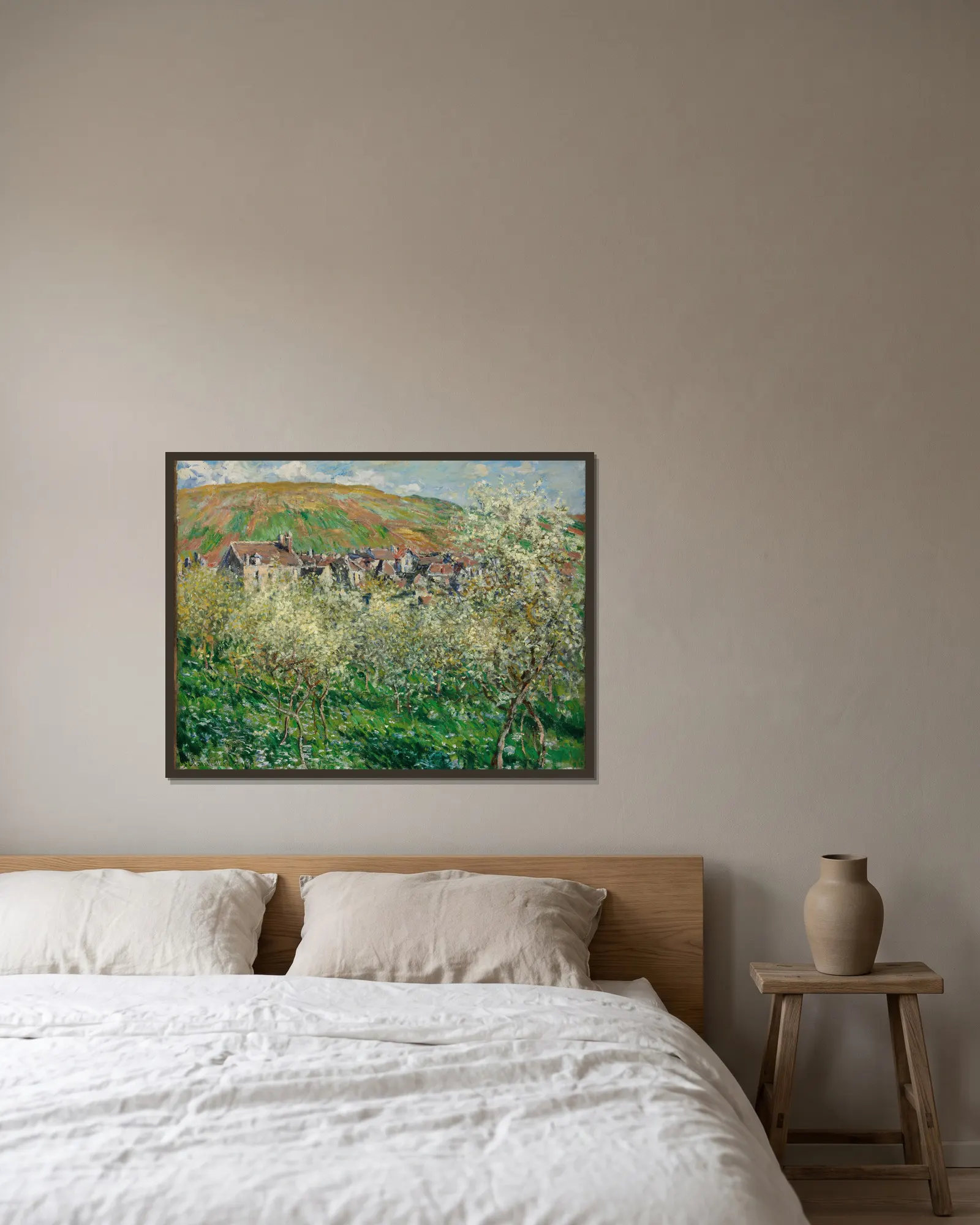 Flowering Plum Trees av Claude Monet inramad på en vägg