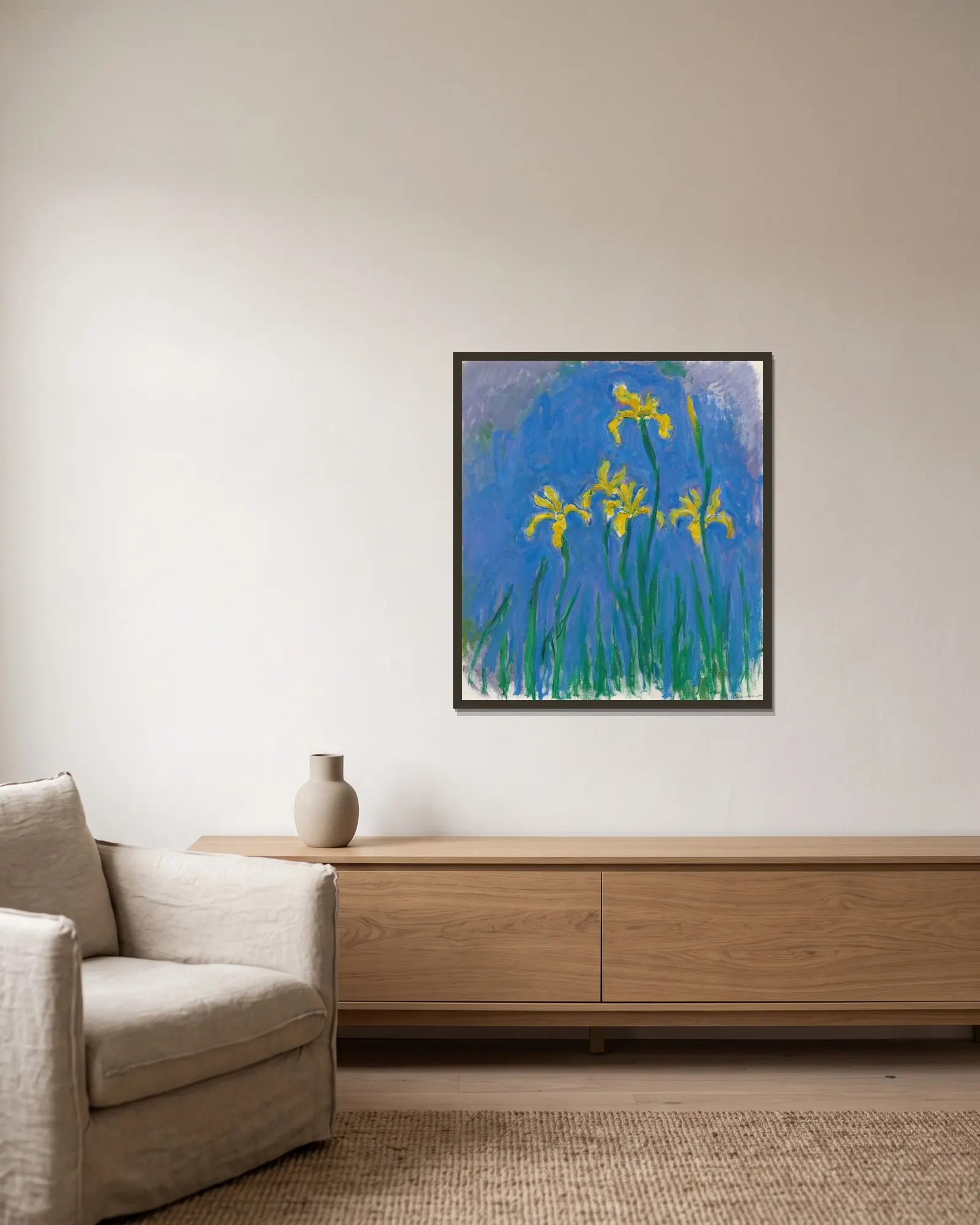 Iris av Claude Monet inramad på en vägg