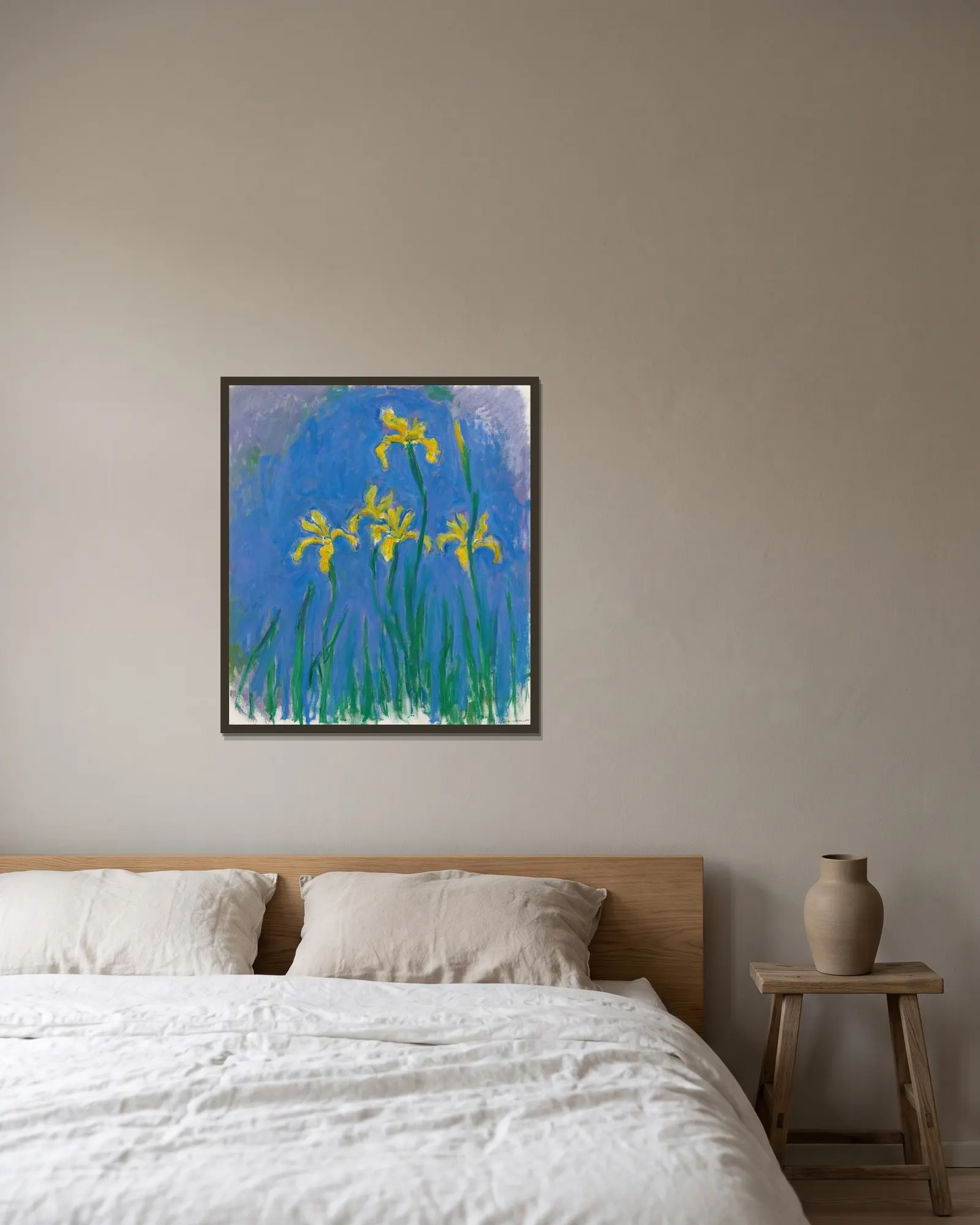 Iris av Claude Monet inramad på en vägg