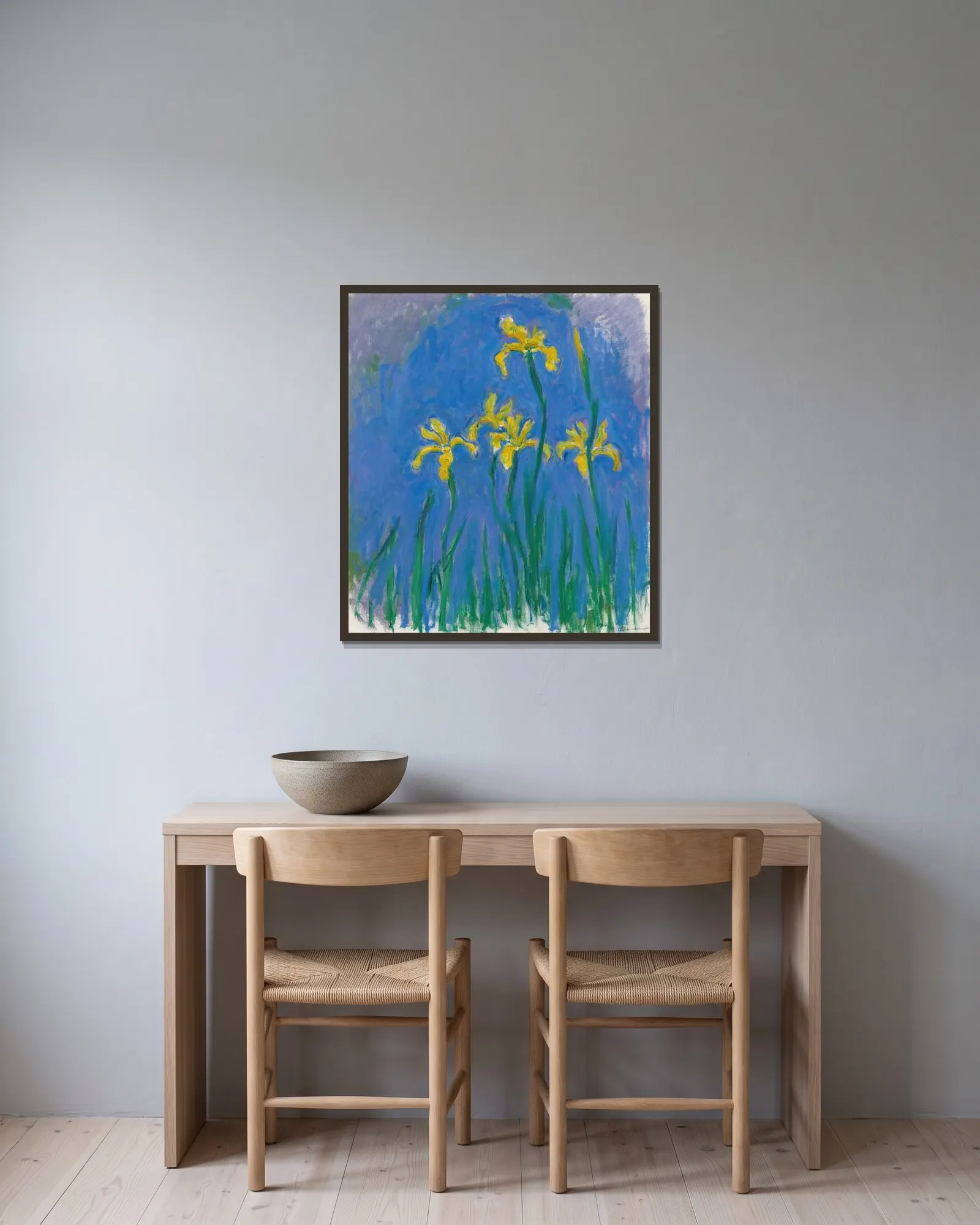 Iris av Claude Monet inramad på en vägg