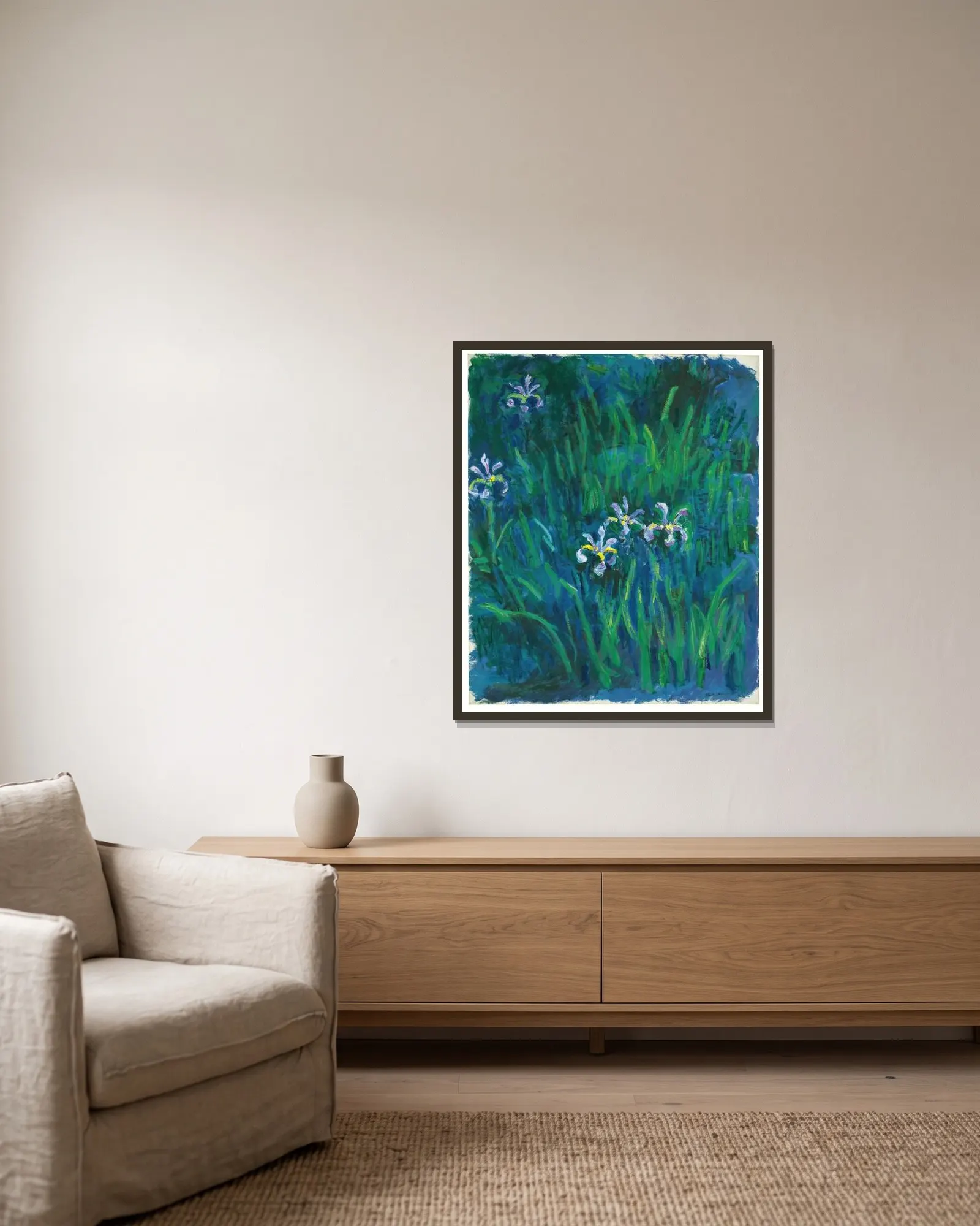 Iris – nr 1 av Claude Monet inramad på en vägg