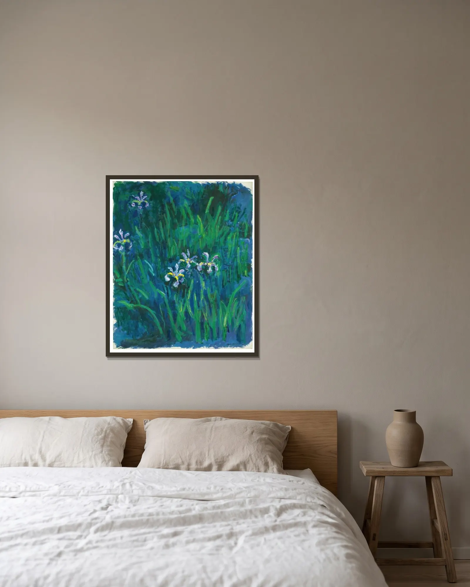 Iris – nr 1 av Claude Monet inramad på en vägg