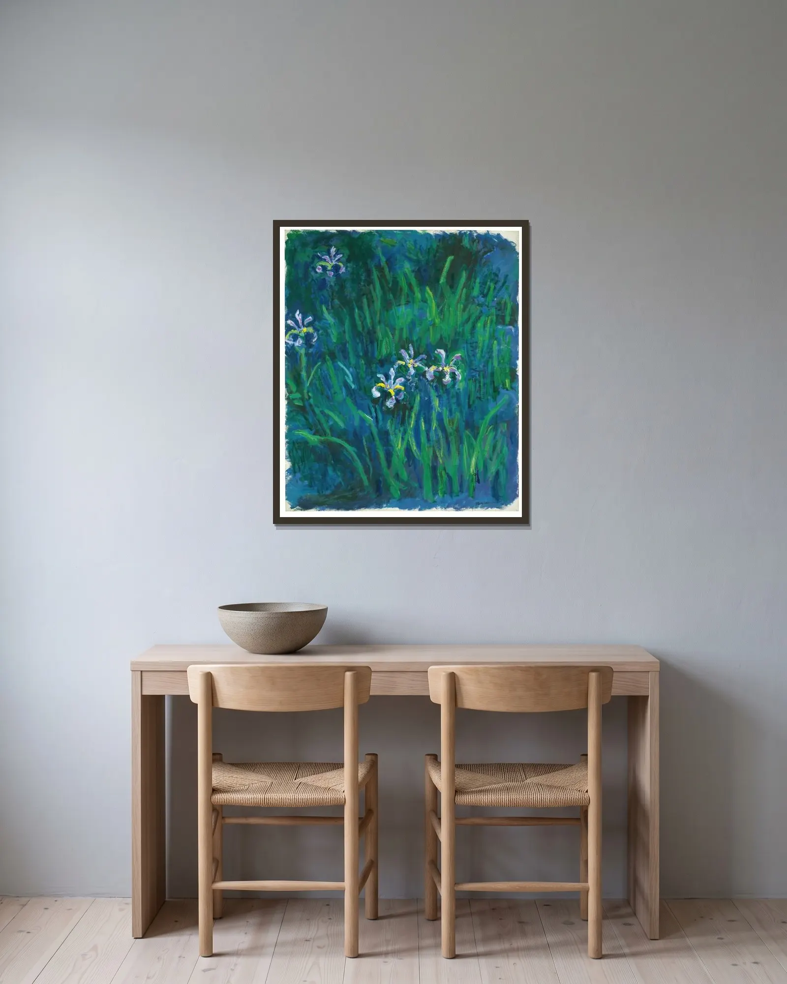 Iris – nr 1 av Claude Monet inramad på en vägg