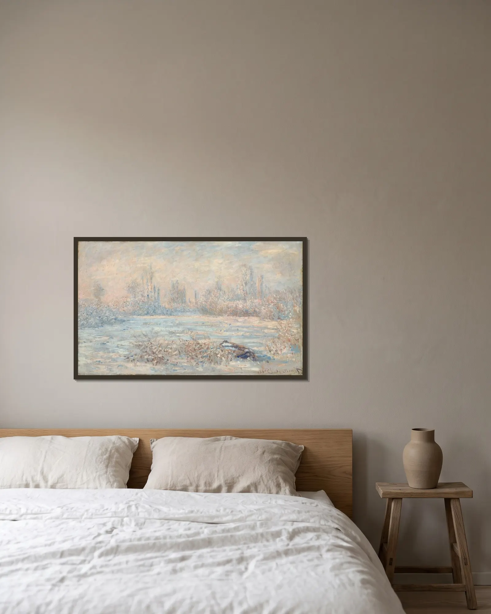 Le Givre av Claude Monet inramad på en vägg
