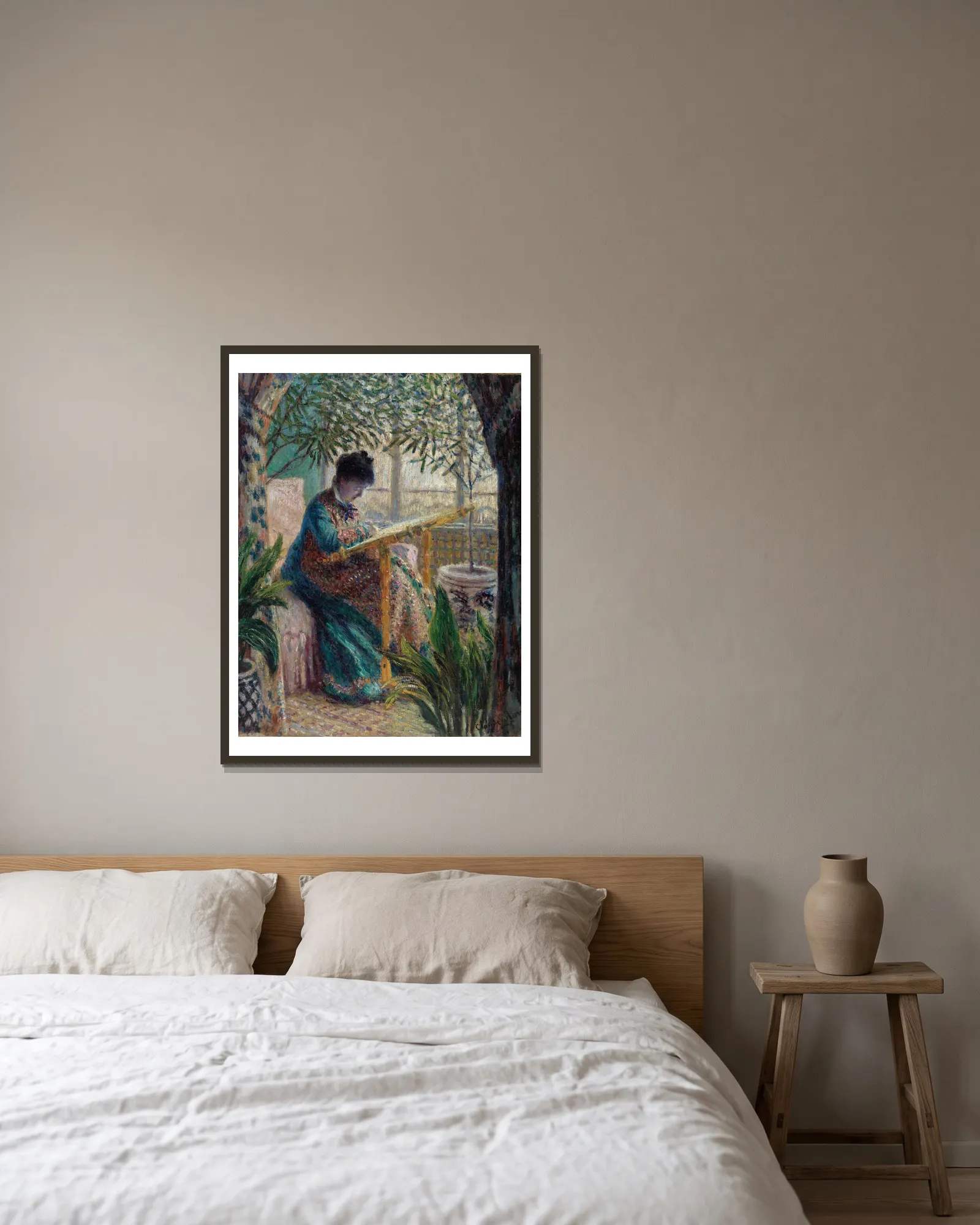 Madame Monet Embroidering (Camille au métier) av Claude Monet inramad på en vägg
