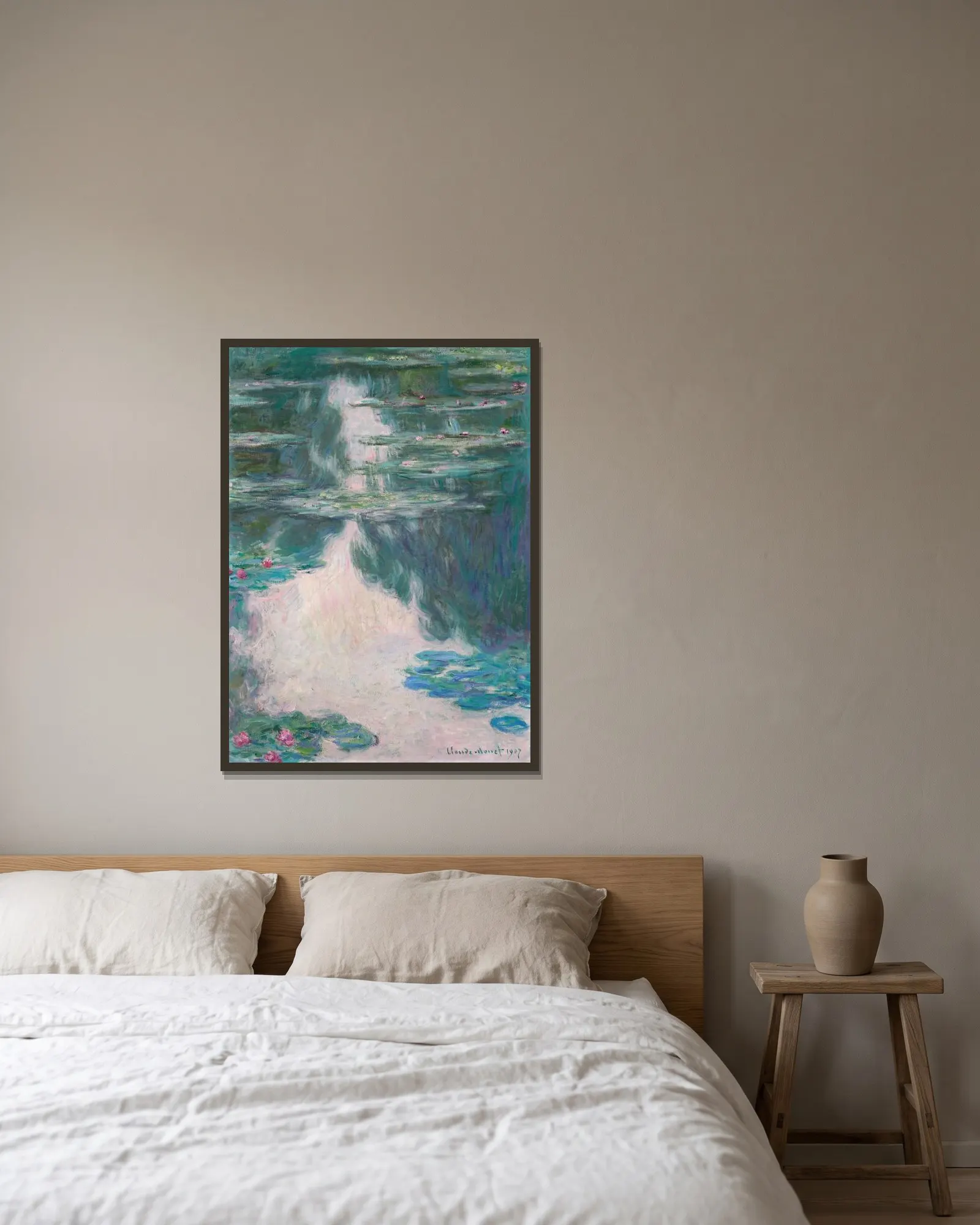 Nymphéas, temps gris av Claude Monet inramad på en vägg