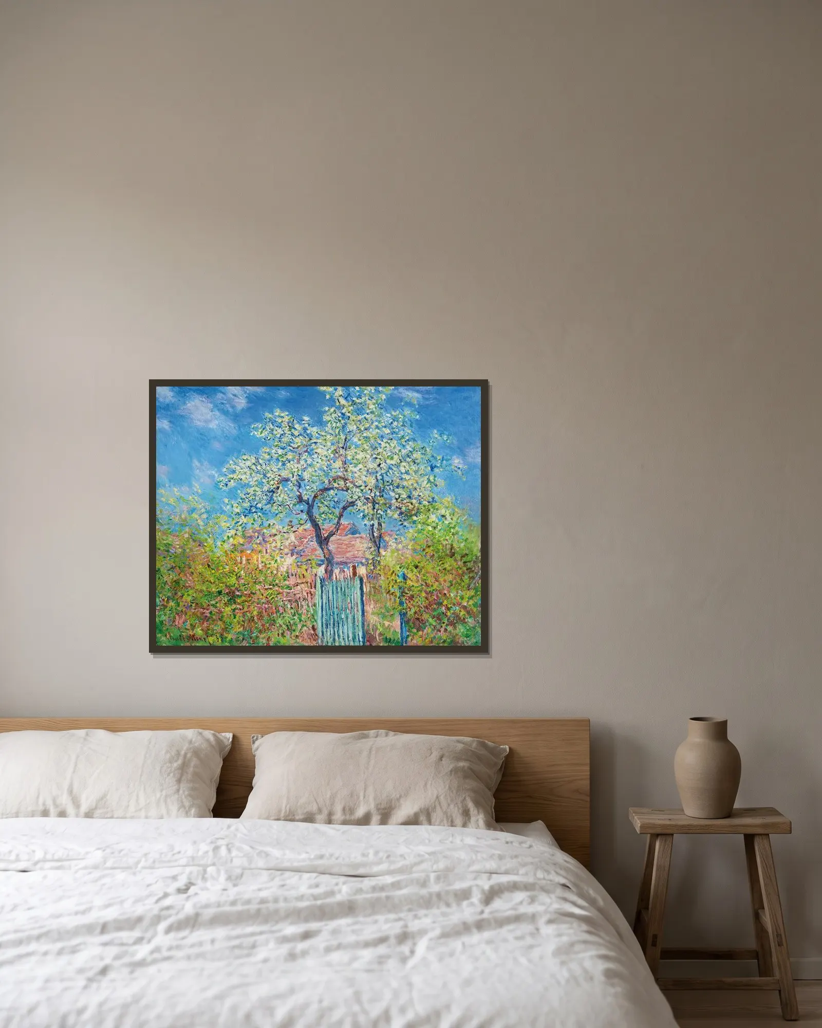 Poirier En Fleurs av Claude Monet inramad på en vägg