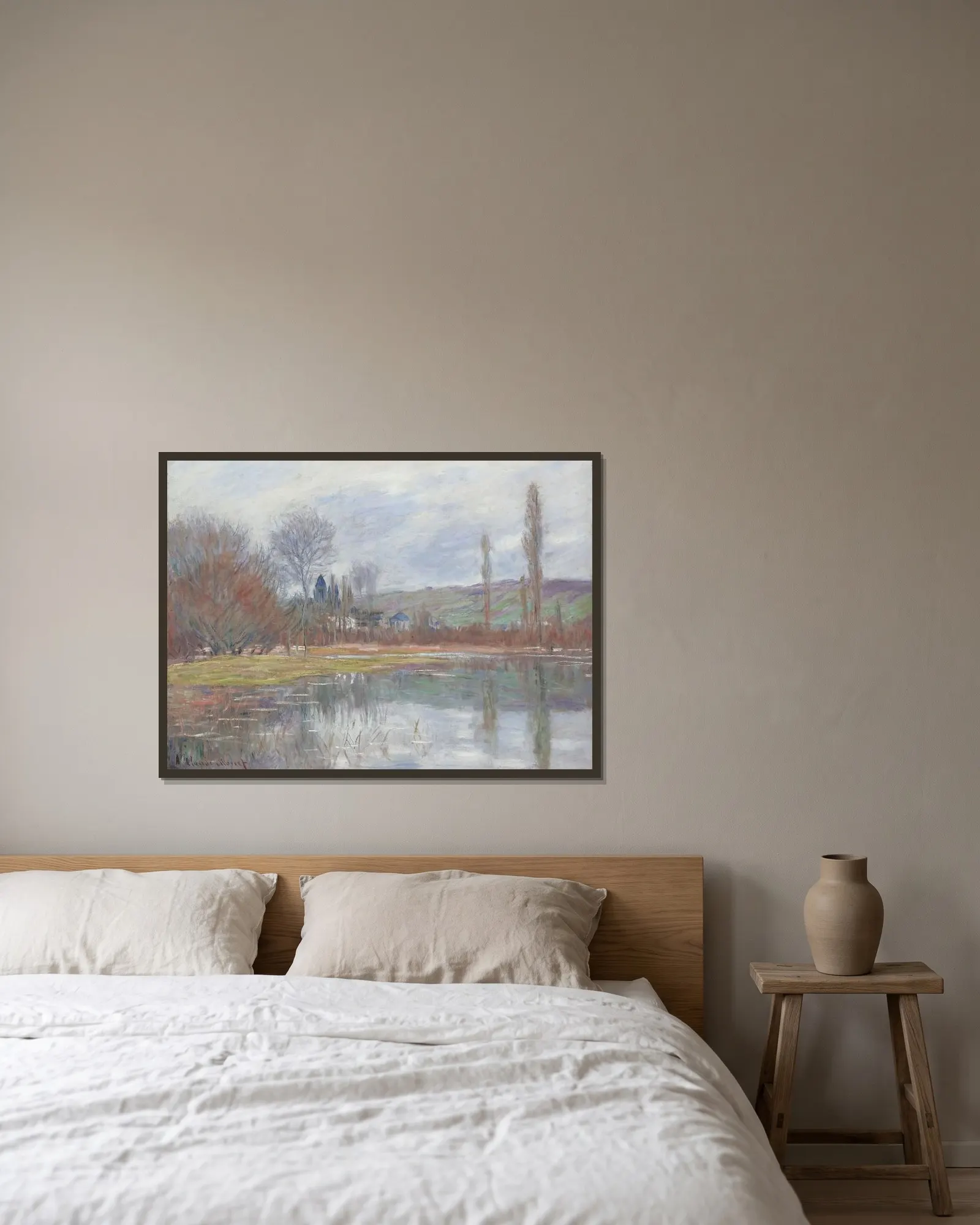 Printemps À Vétheuil av Claude Monet inramad på en vägg