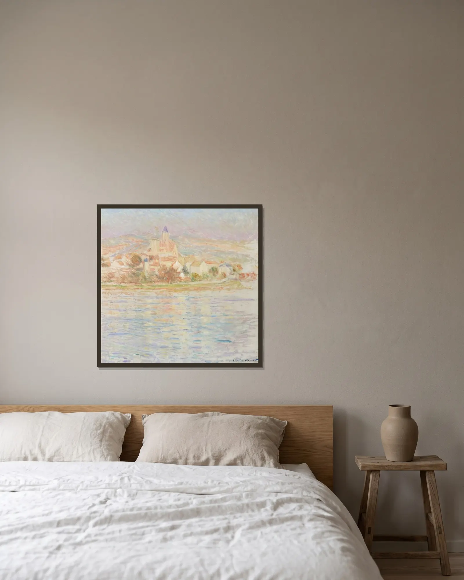 Vétheuil av Claude Monet inramad på en vägg