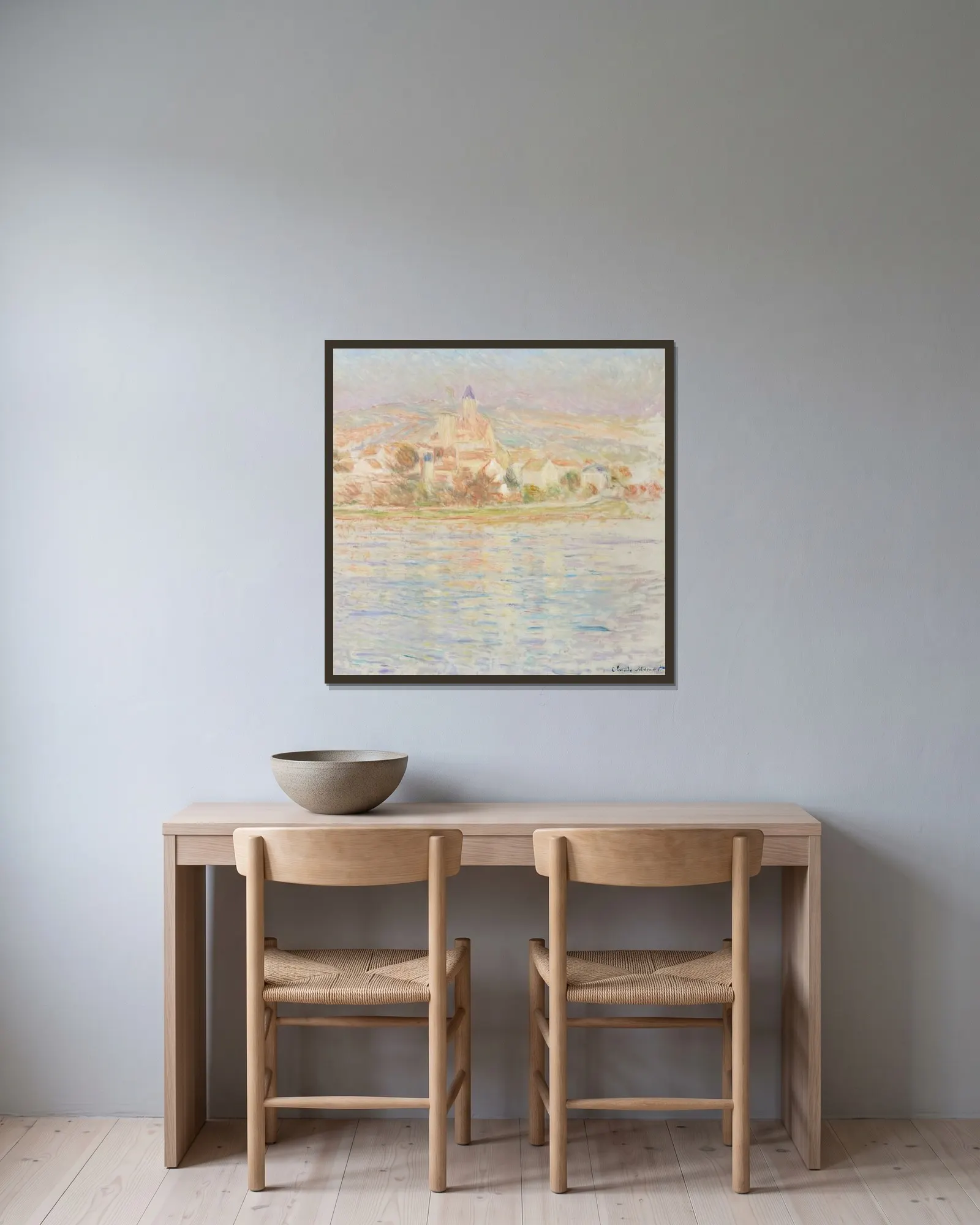 Vétheuil av Claude Monet inramad på en vägg