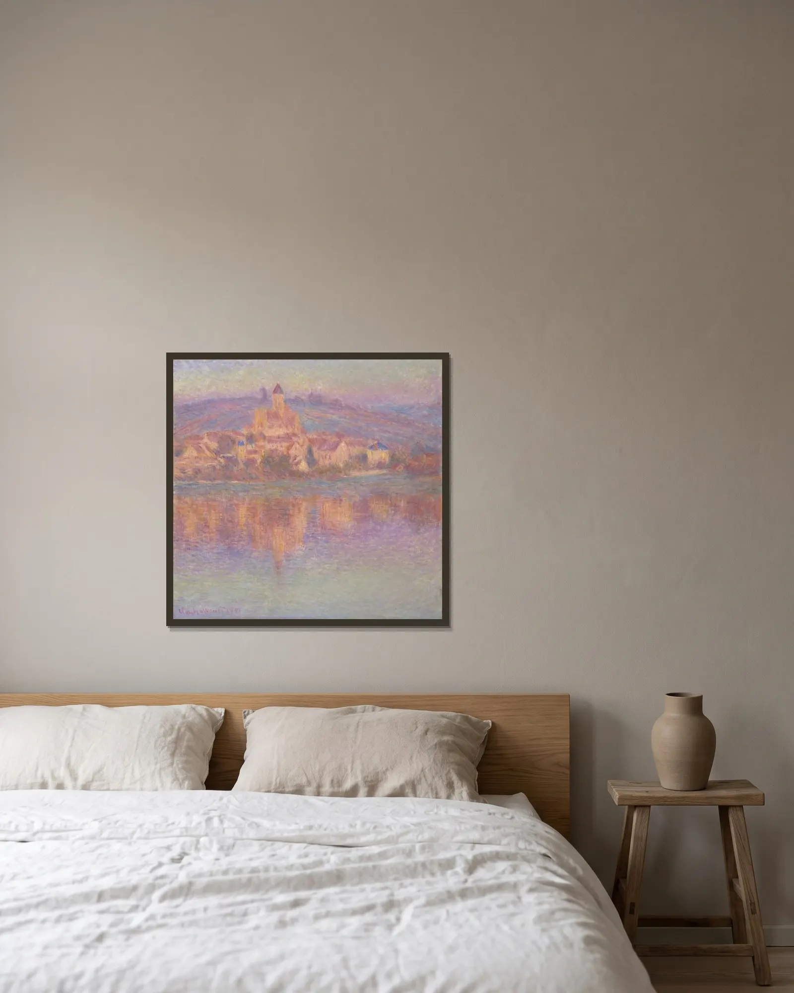 Vétheuil av Claude Monet inramad på en vägg