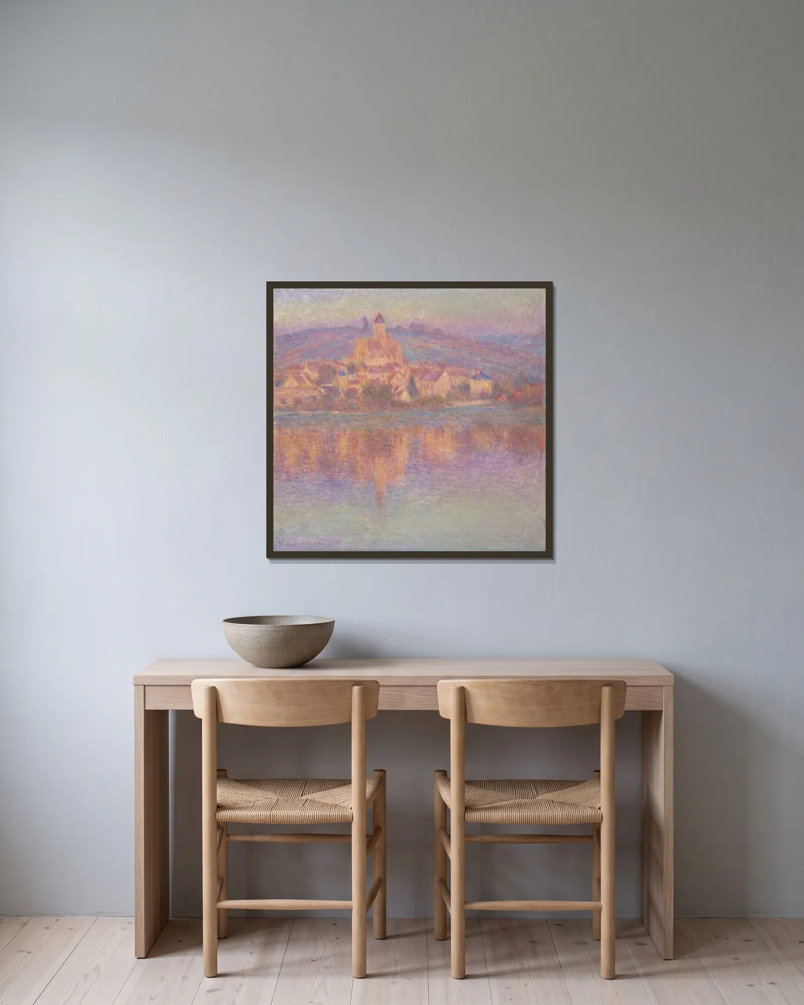 Vétheuil av Claude Monet inramad på en vägg