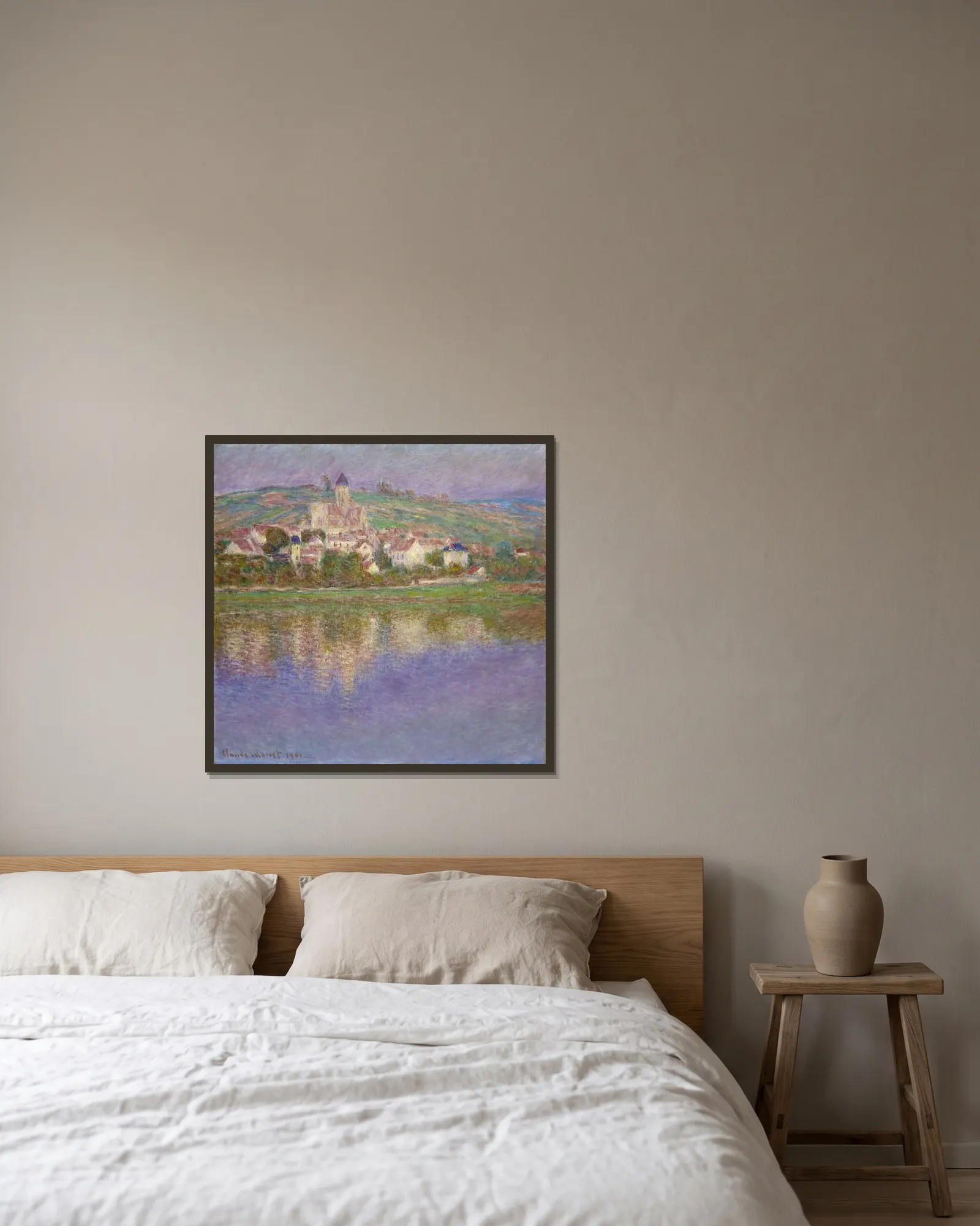 Vétheuil av Claude Monet inramad på en vägg
