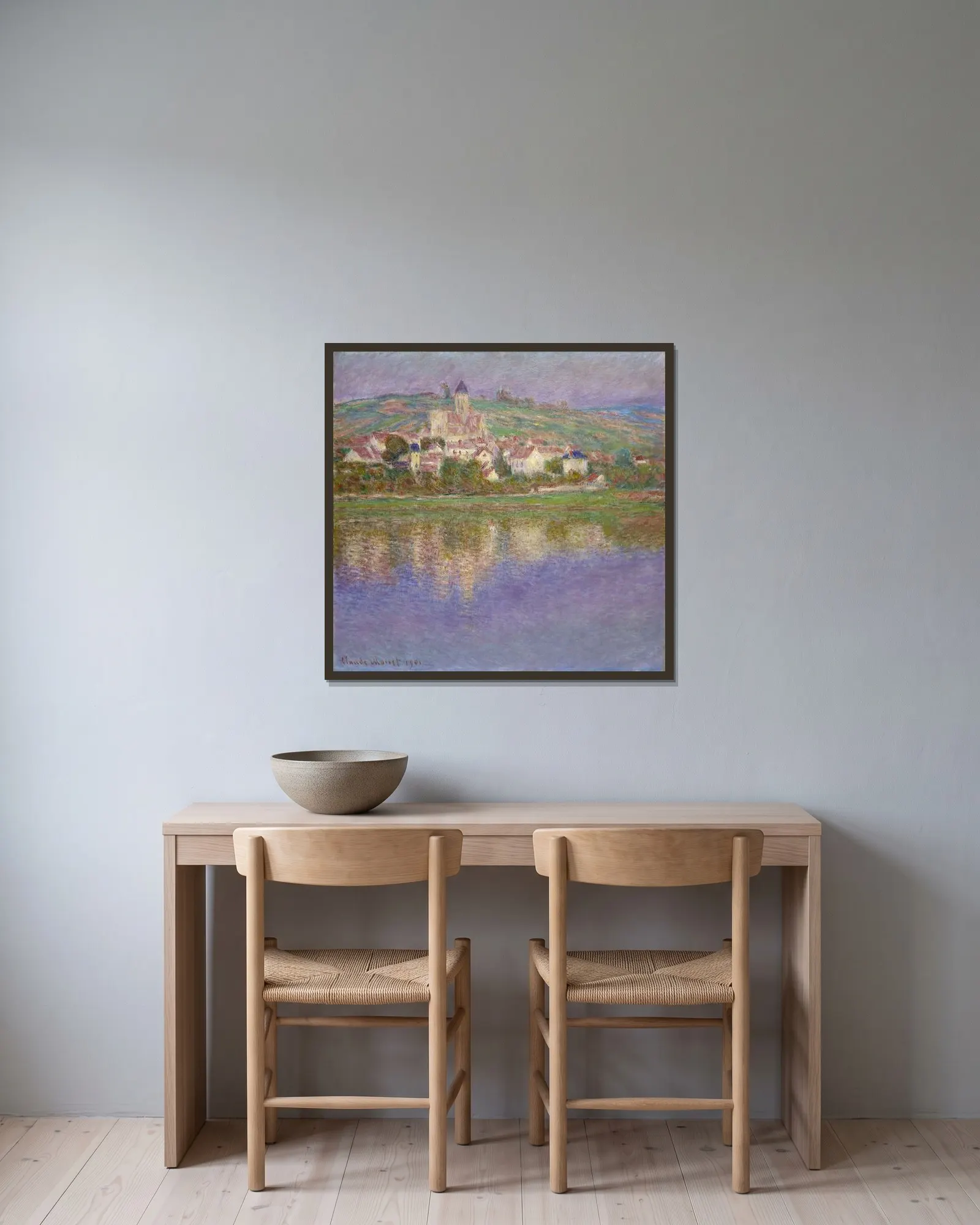 Vétheuil av Claude Monet inramad på en vägg