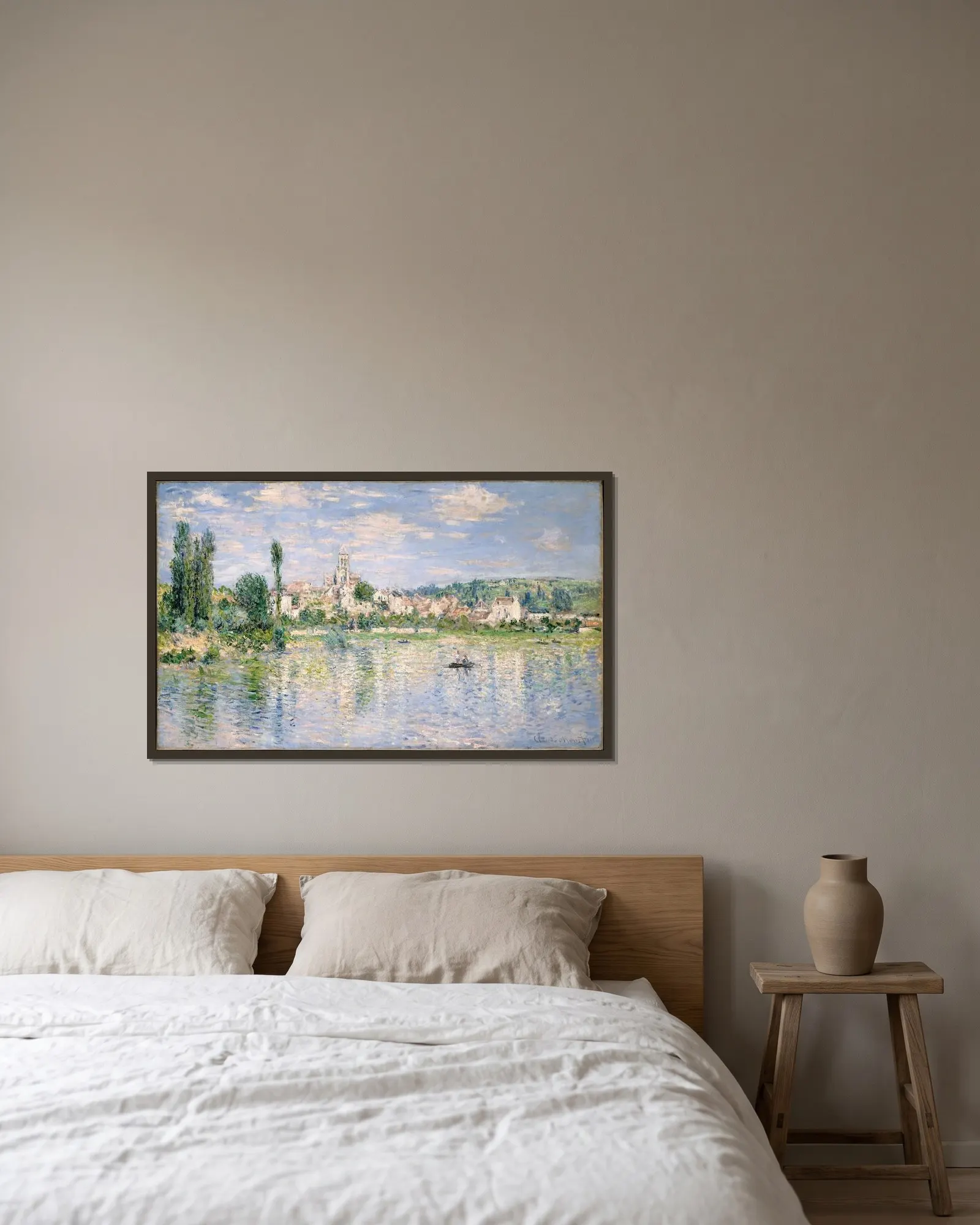 Vétheuil in Summer av Claude Monet inramad på en vägg
