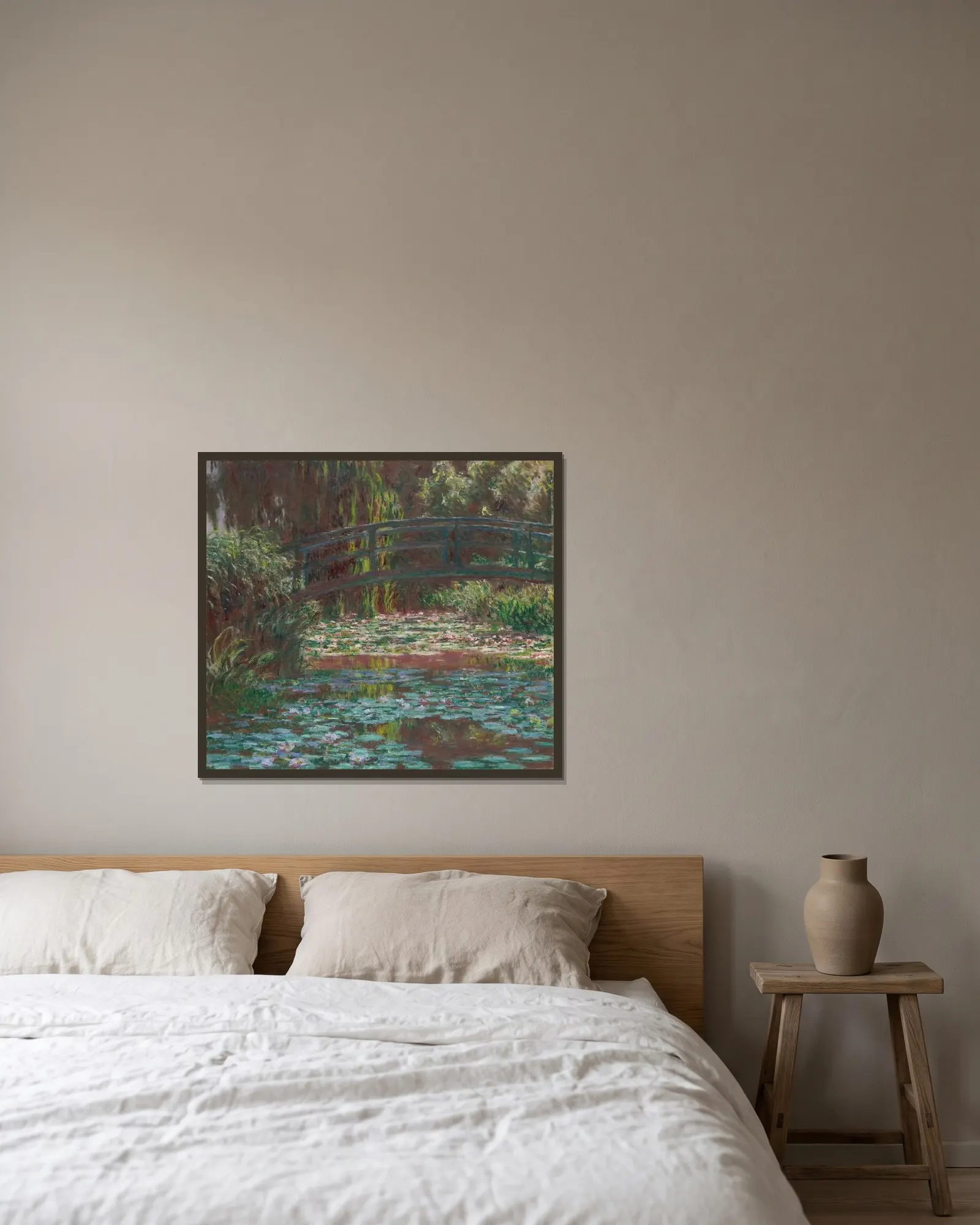 Water Lily Pond av Claude Monet inramad på en vägg