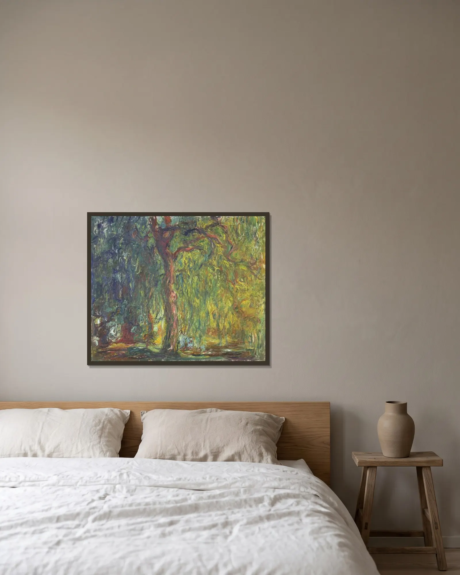 Weeping Willow av Claude Monet inramad på en vägg