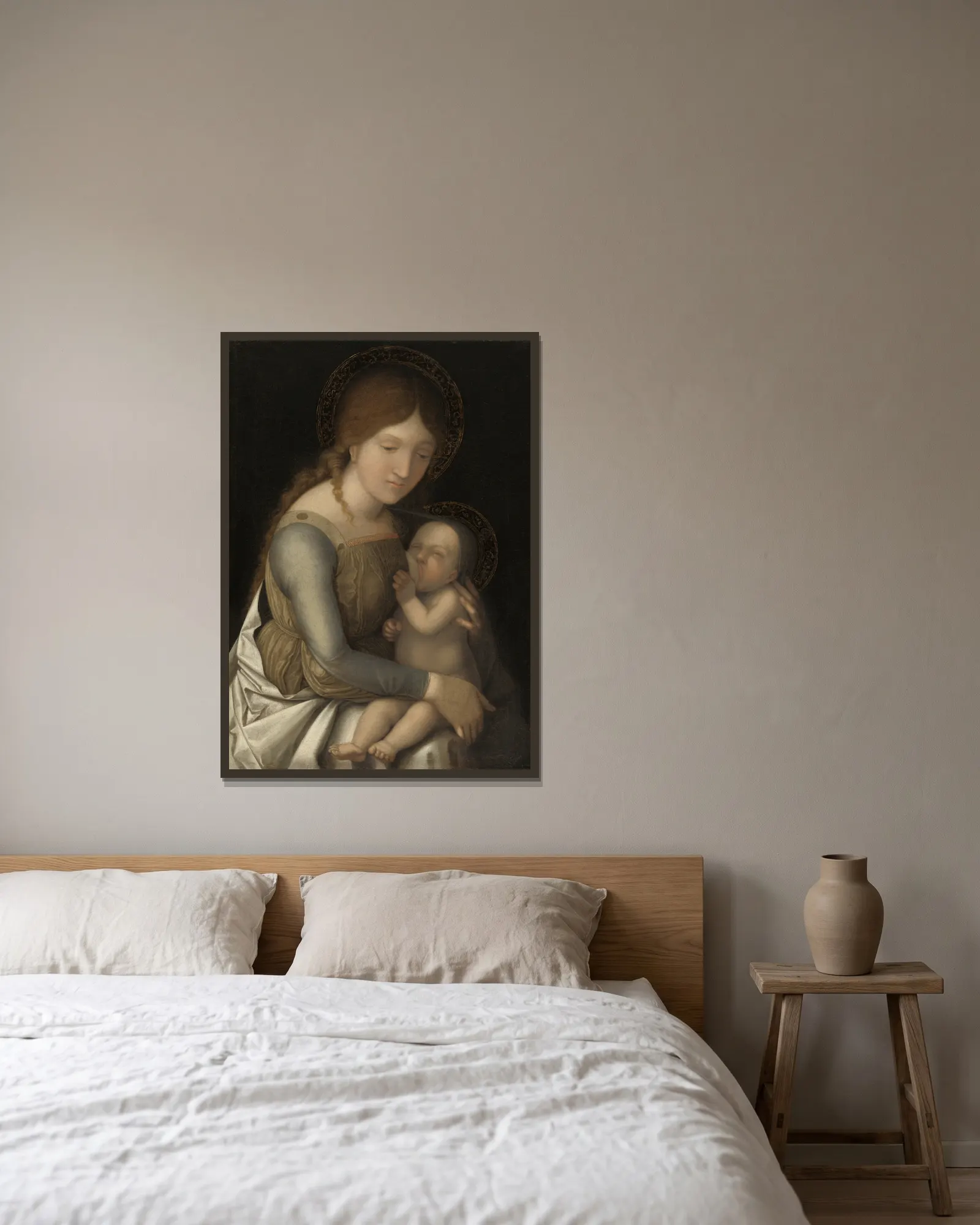Madonna and Child av Correggio inramad på en vägg