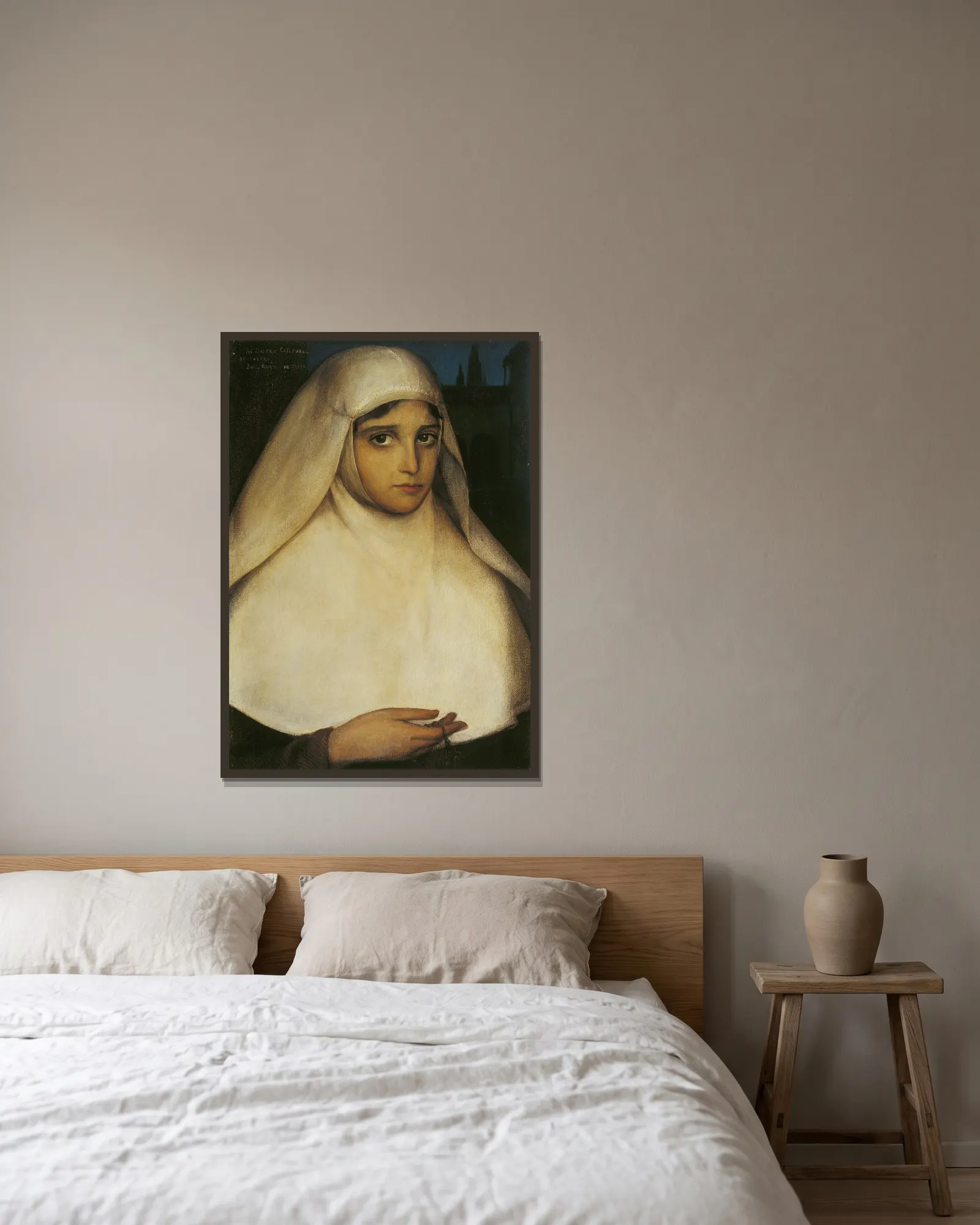 Nun av Julio Romero De Torres inramad på en vägg
