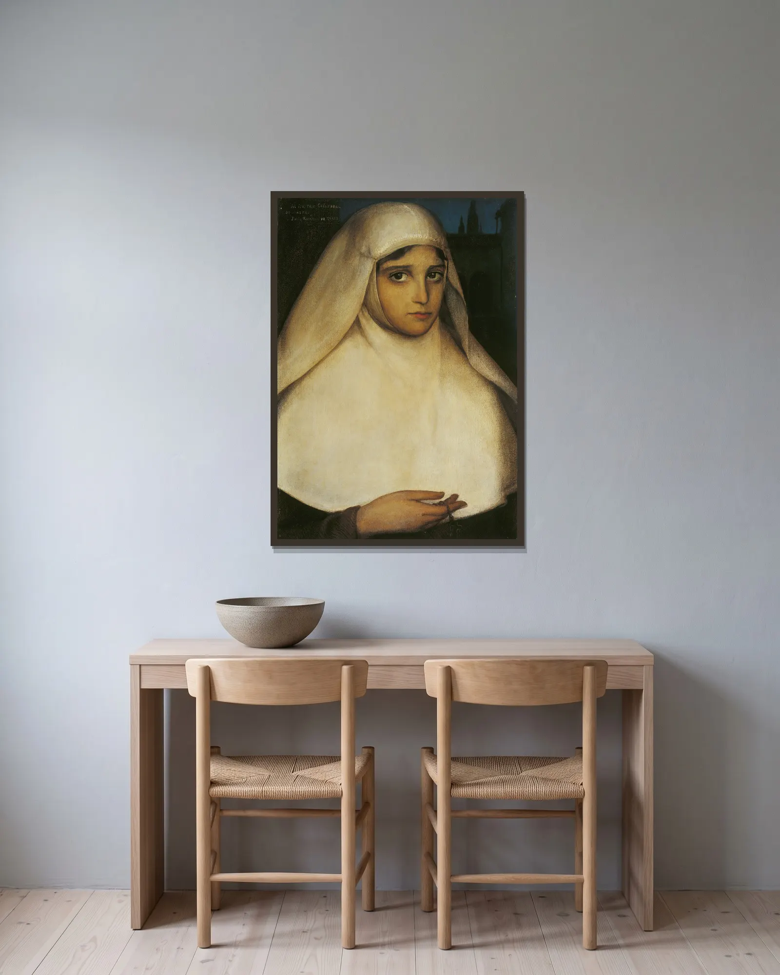 Nun av Julio Romero De Torres inramad på en vägg