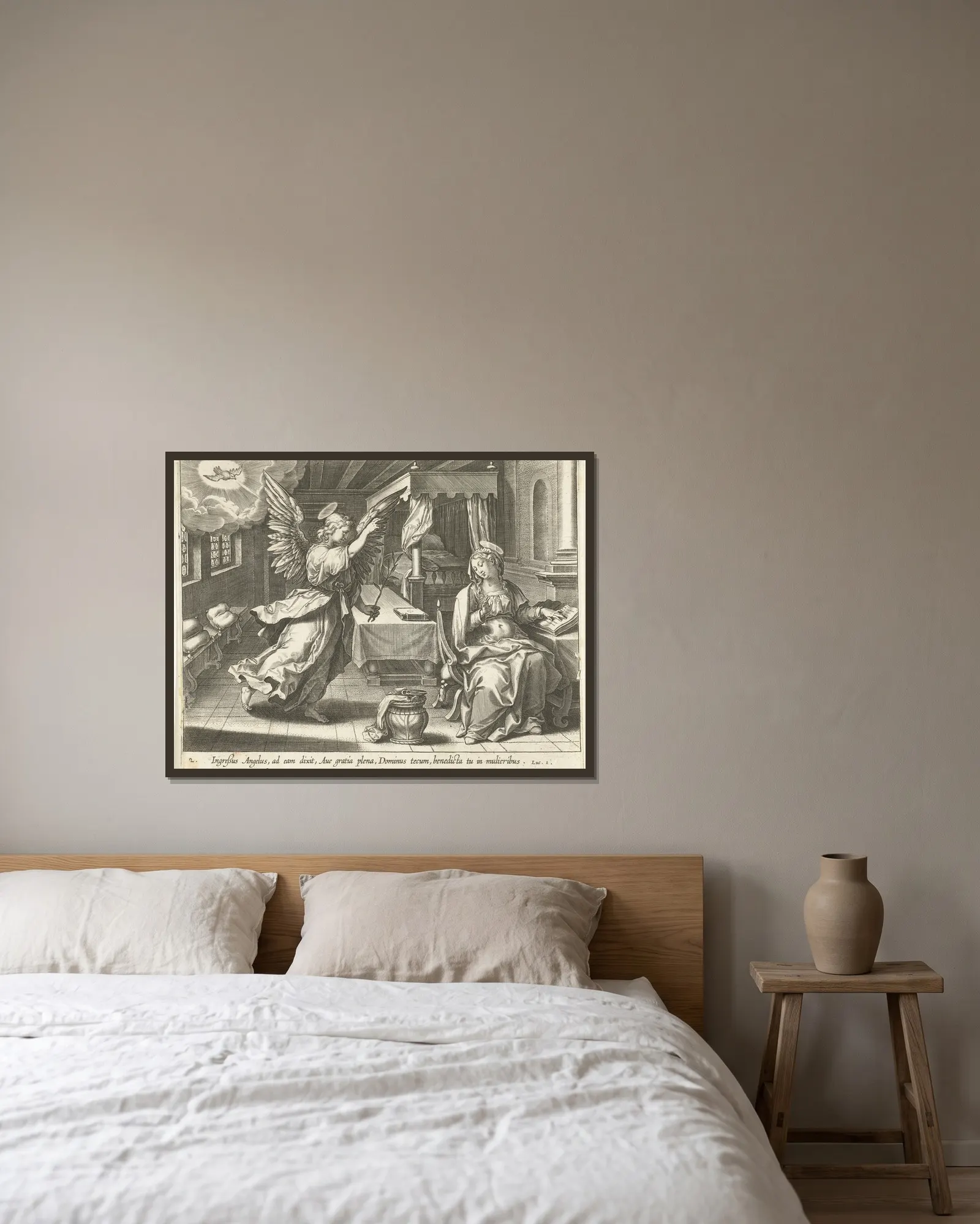 Annunciation av Maerten De Vos inramad på en vägg