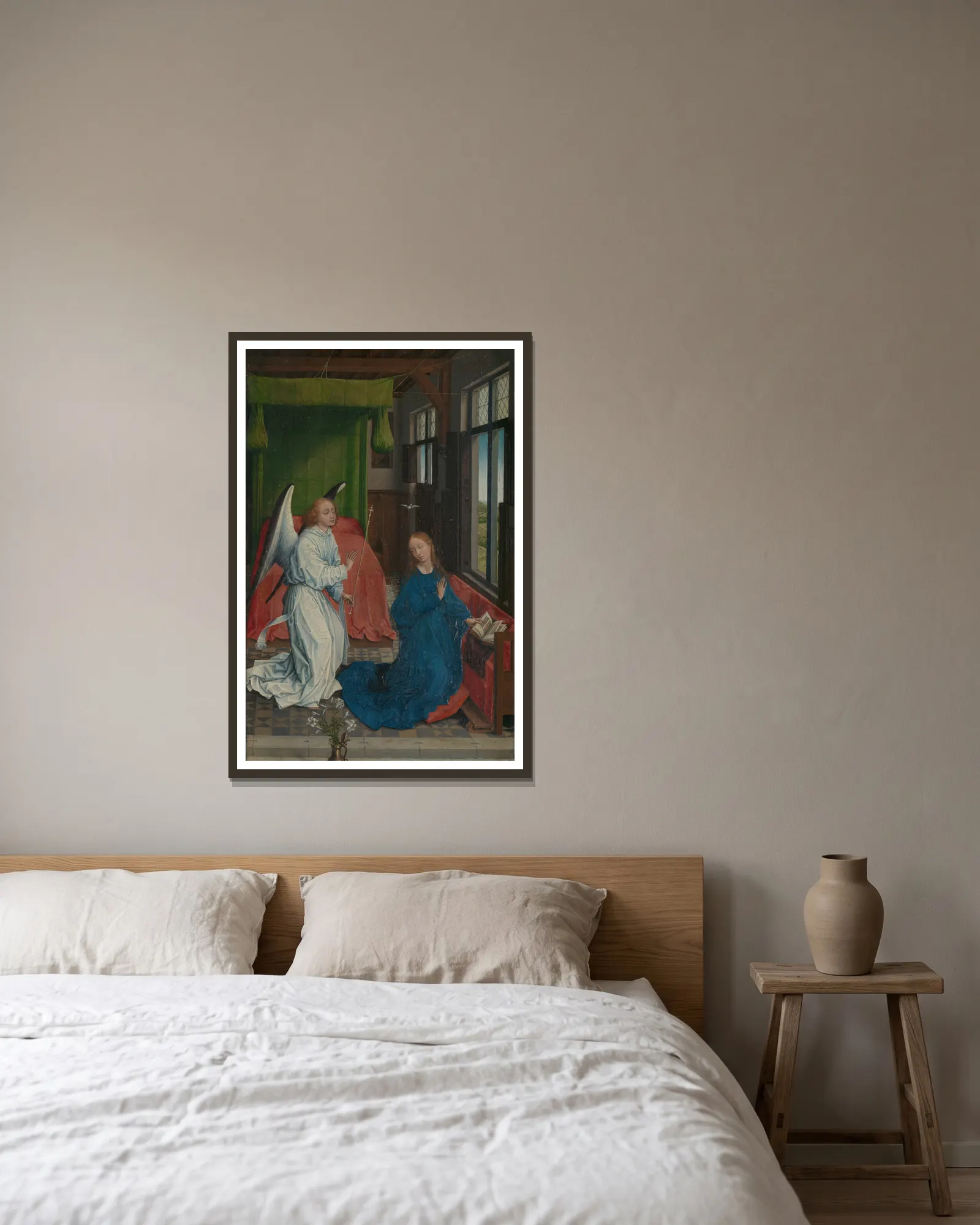 The Annunciation av Rogier van der Weyden inramad på en vägg
