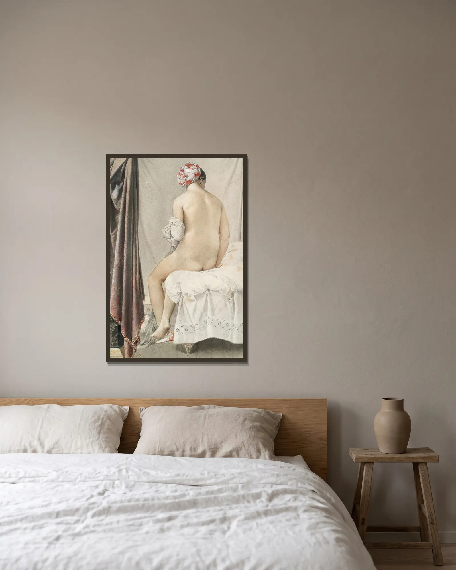 The Bather av Jean Auguste Dominique Ingres inramad på en vägg