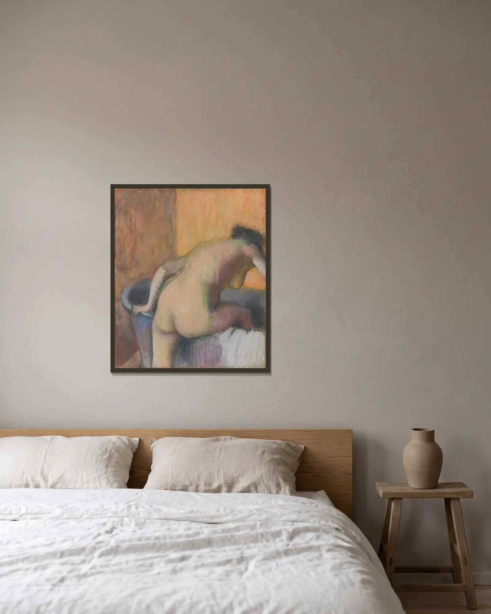 Bather Stepping into a Tub av Edgar Degas inramad på en vägg