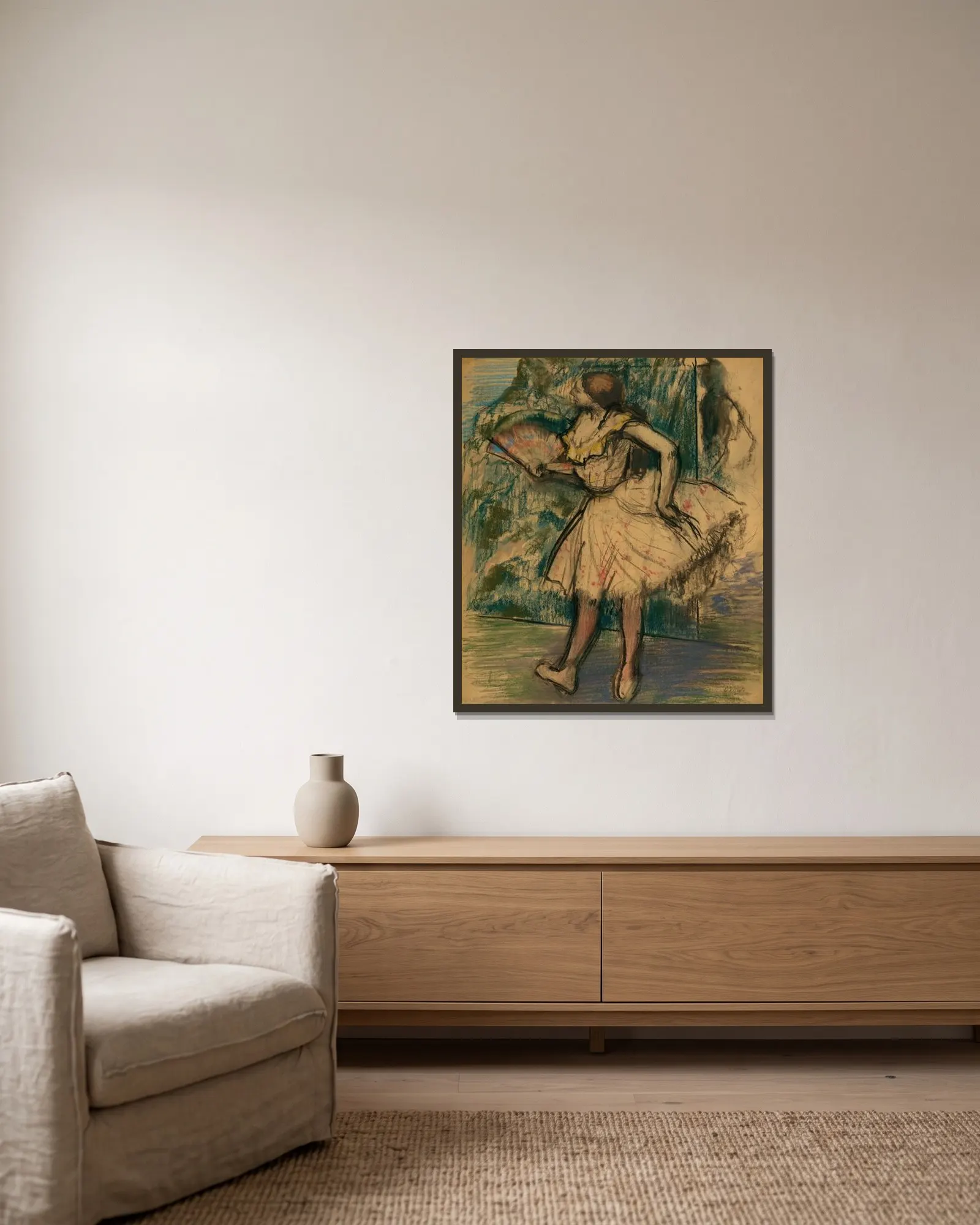 Dancer with a Fan av Edgar Degas inramad på en vägg