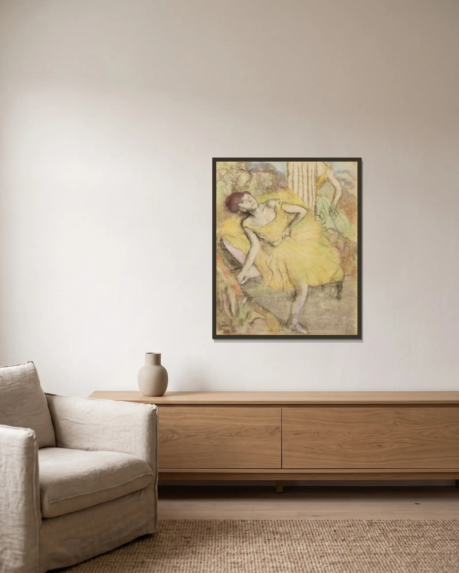 Danseuse au repos av Edgar Degas inramad på en vägg