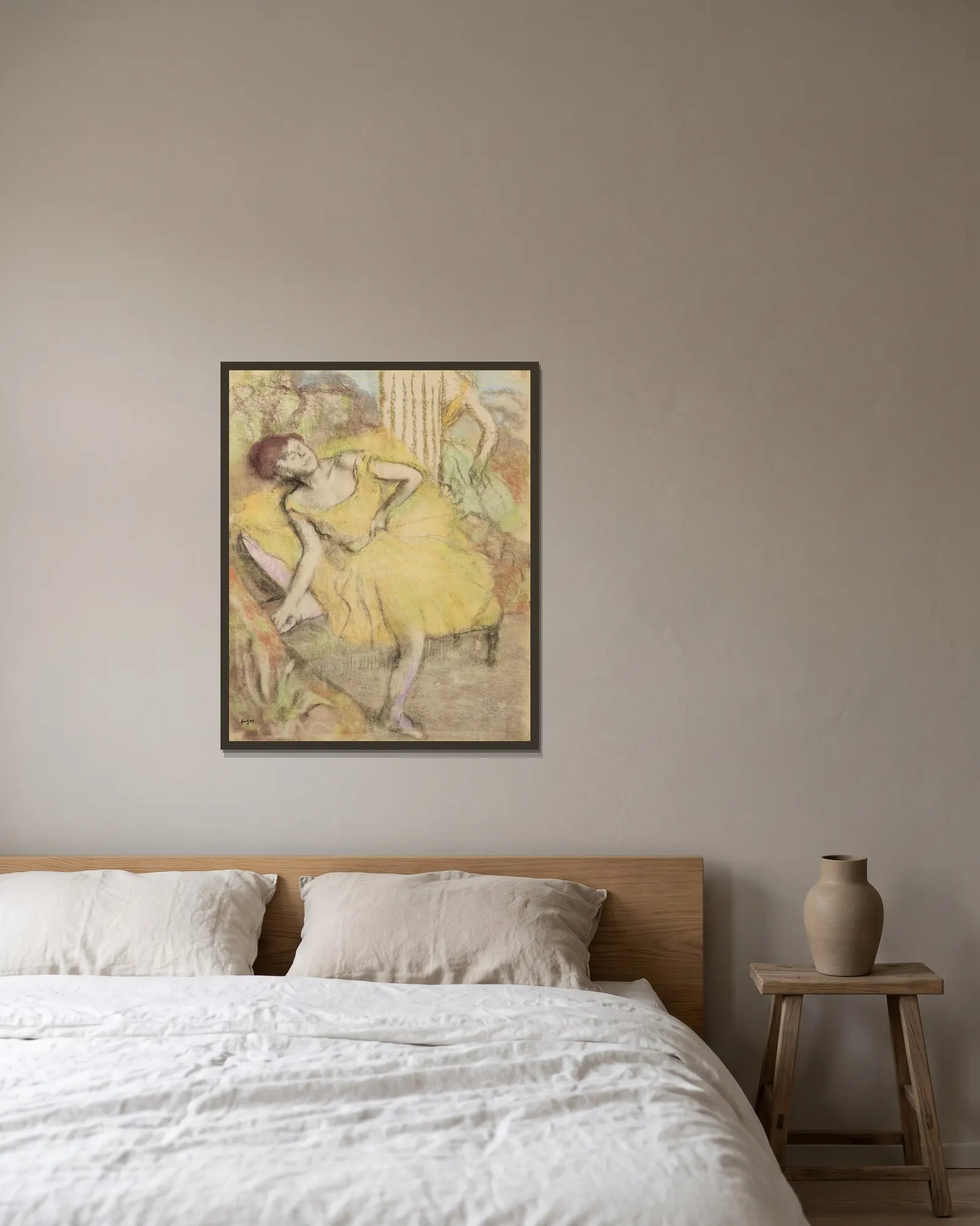 Danseuse au repos av Edgar Degas inramad på en vägg