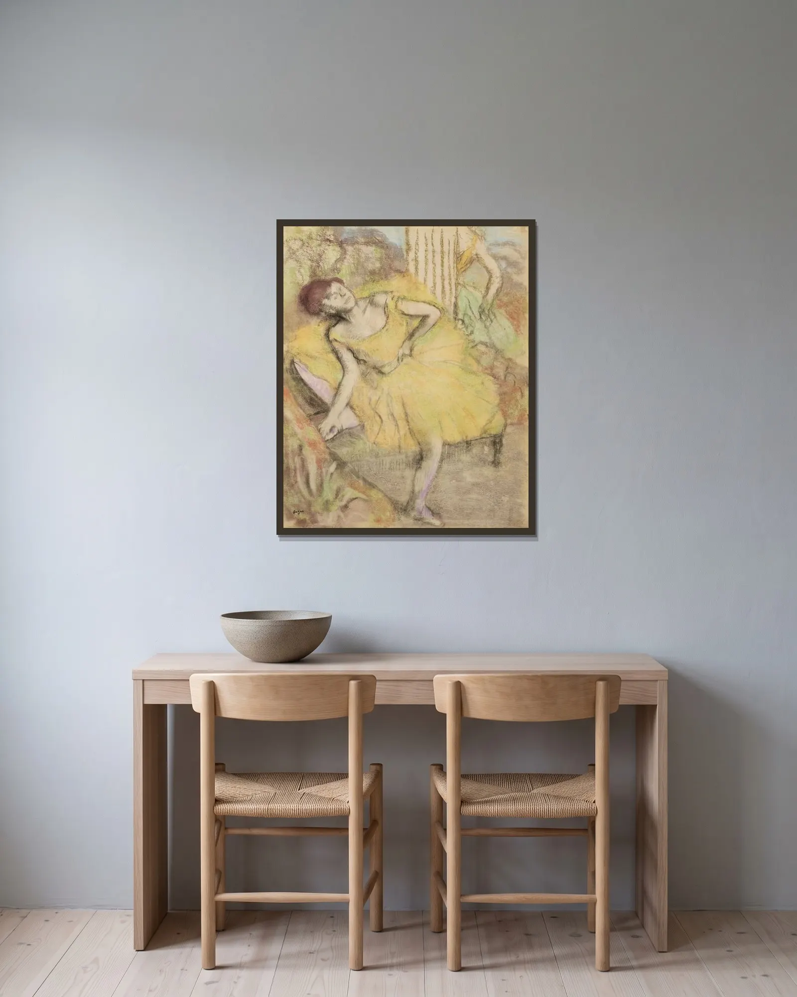 Danseuse au repos av Edgar Degas inramad på en vägg