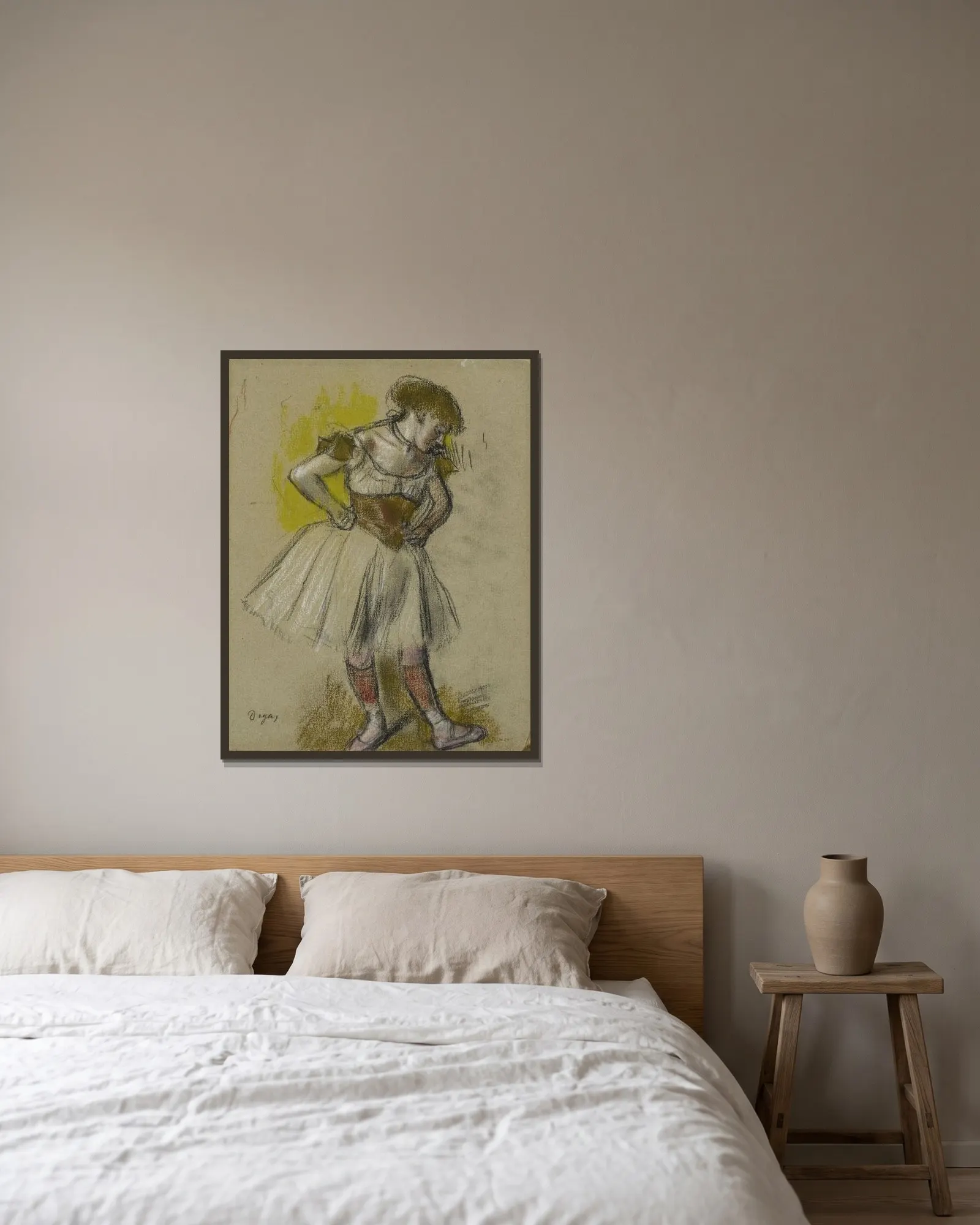 Danseuse av Edgar Degas inramad på en vägg