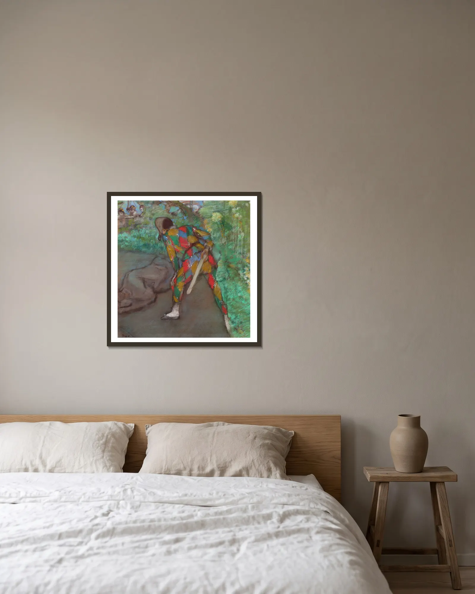 Harlequin av Edgar Degas inramad på en vägg