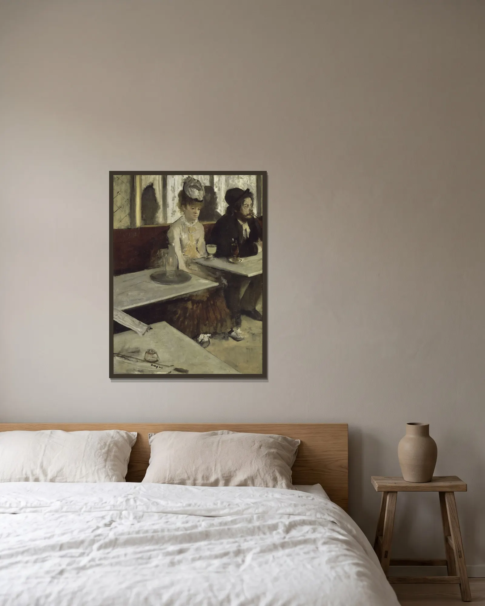 In A Café av Edgar Degas inramad på en vägg