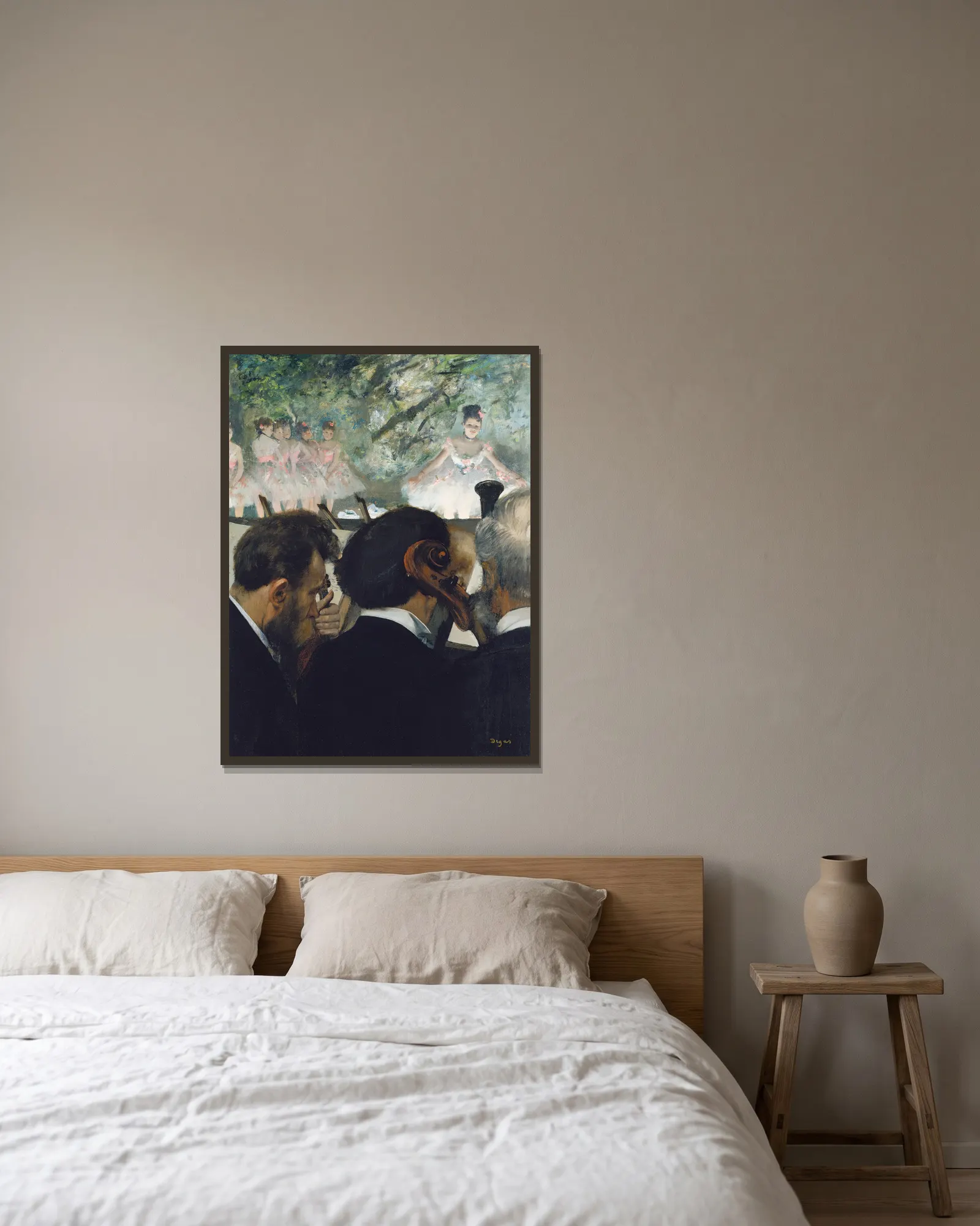Orchestra Musicians av Edgar Degas inramad på en vägg