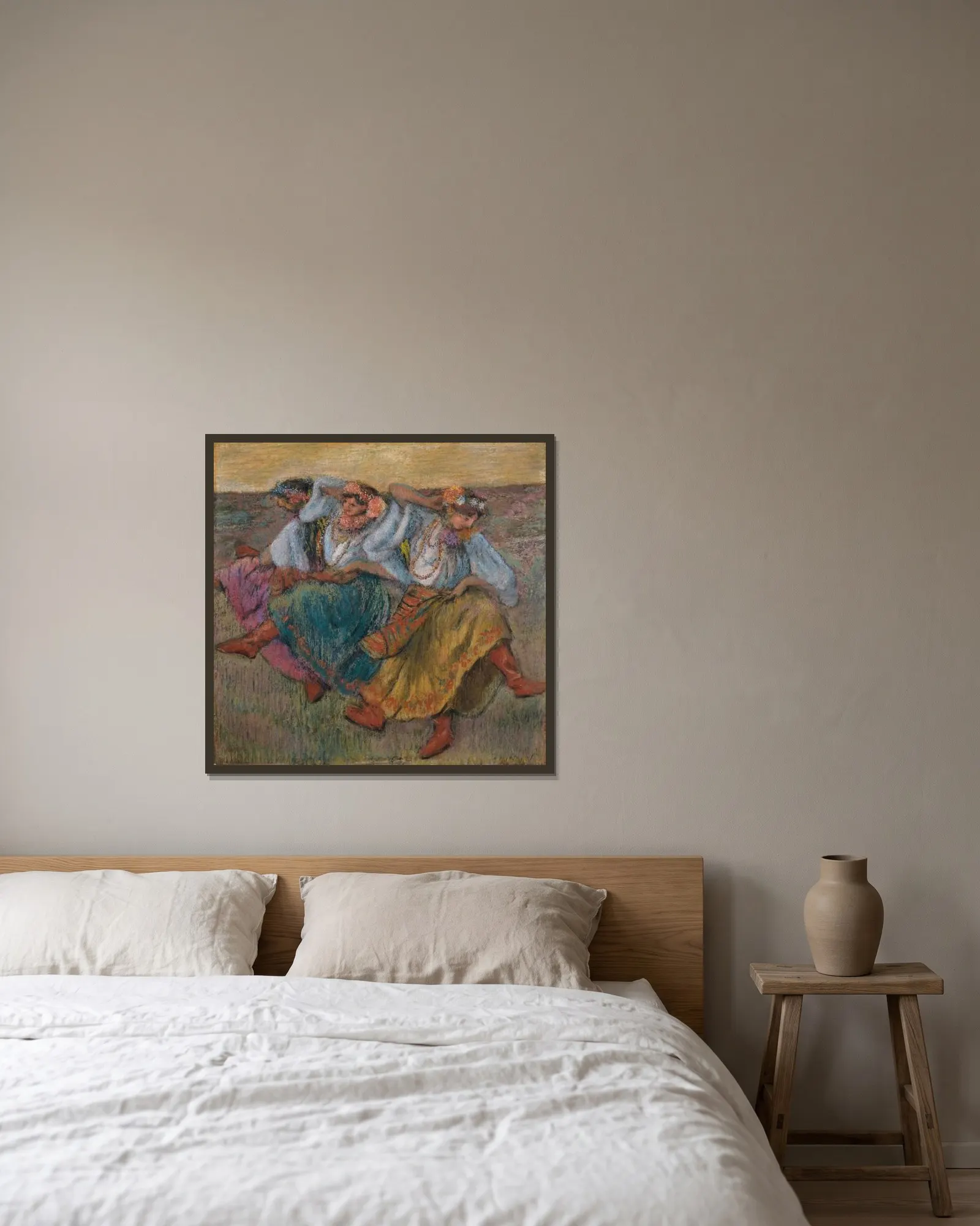 Russian Dancers av Edgar Degas inramad på en vägg